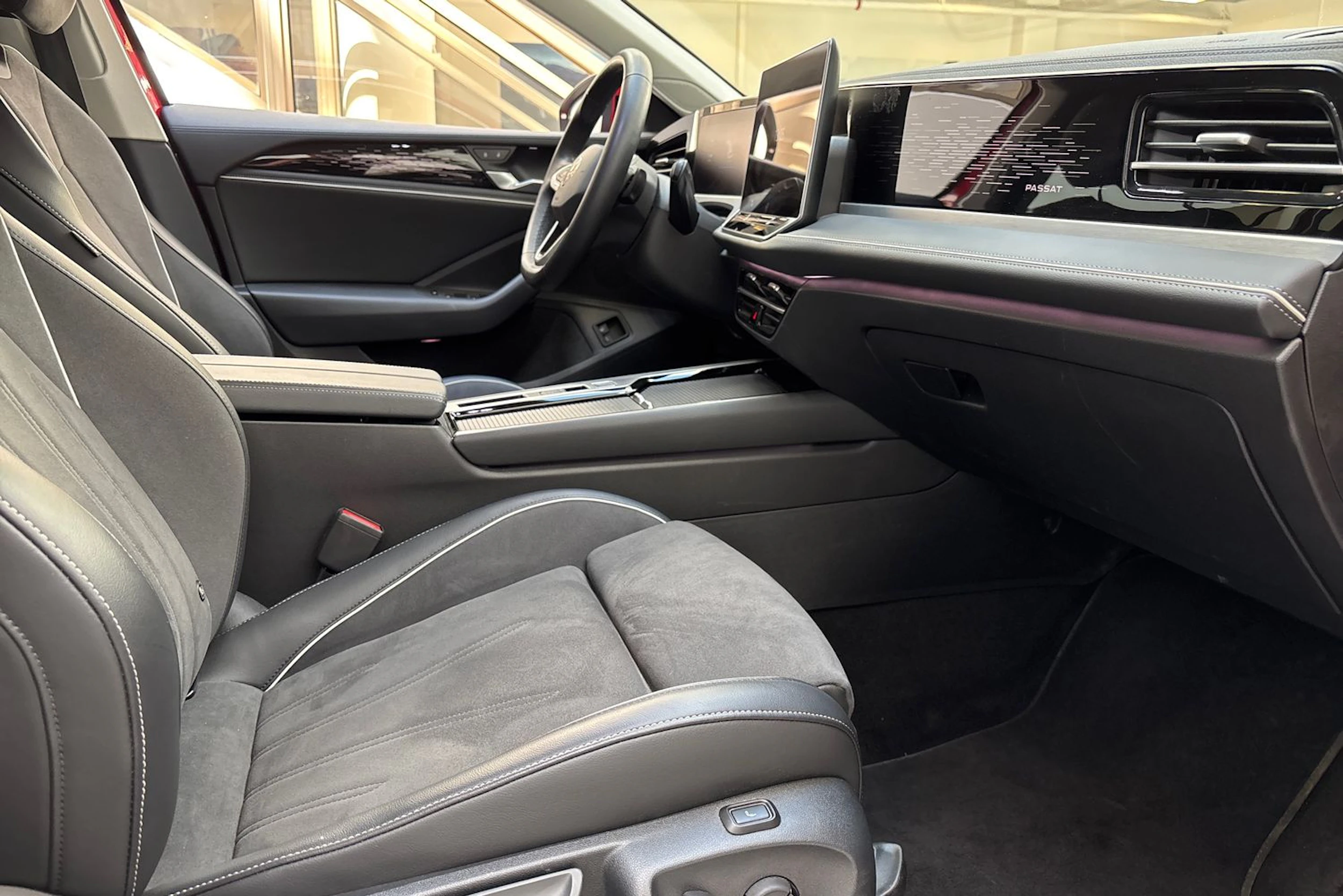 punainen Volkswagen Passat 2025 kuva 34.