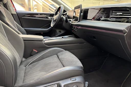 punainen Volkswagen Passat 2025 kuva 34.