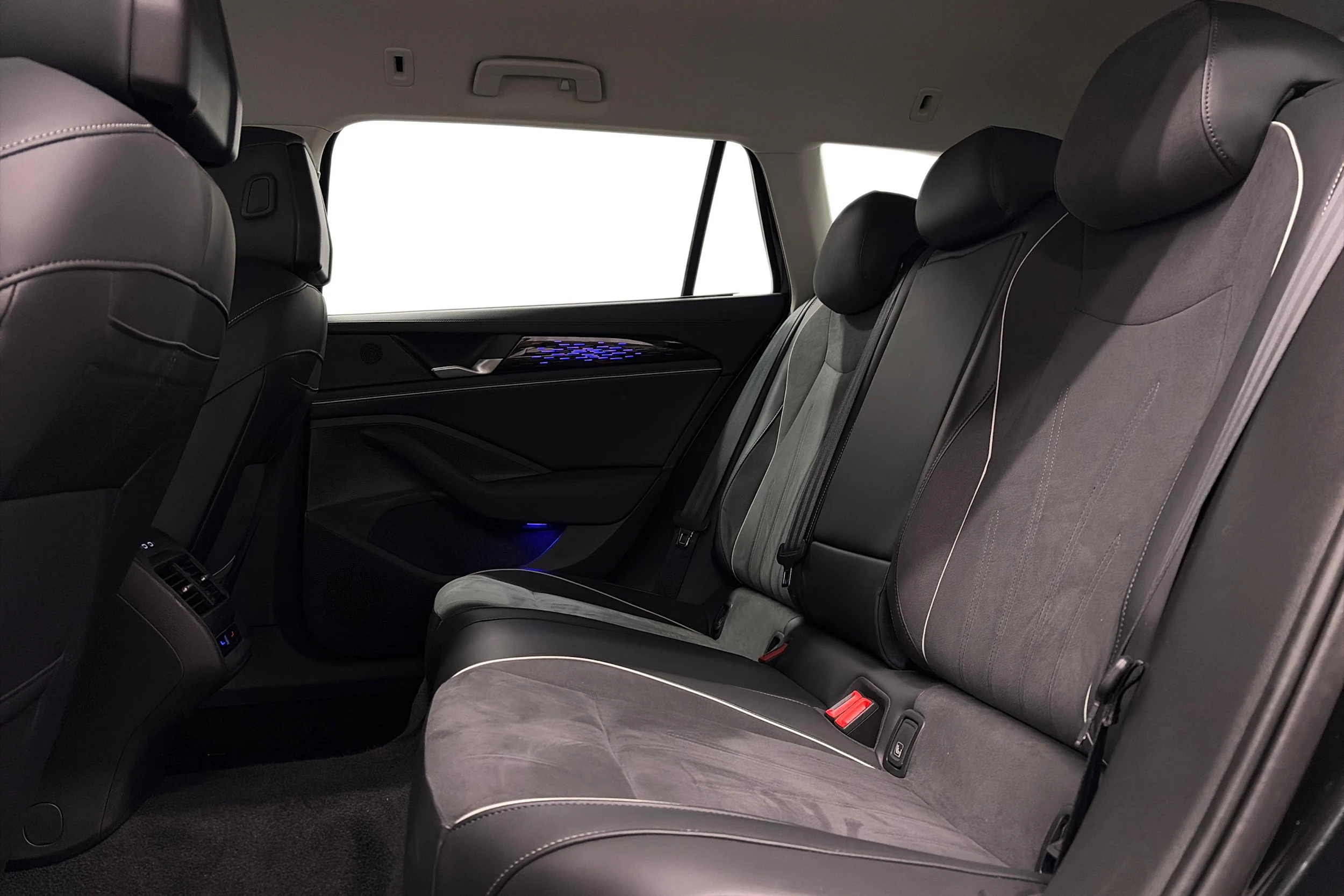 musta Volkswagen Passat 2025 kuva 11.