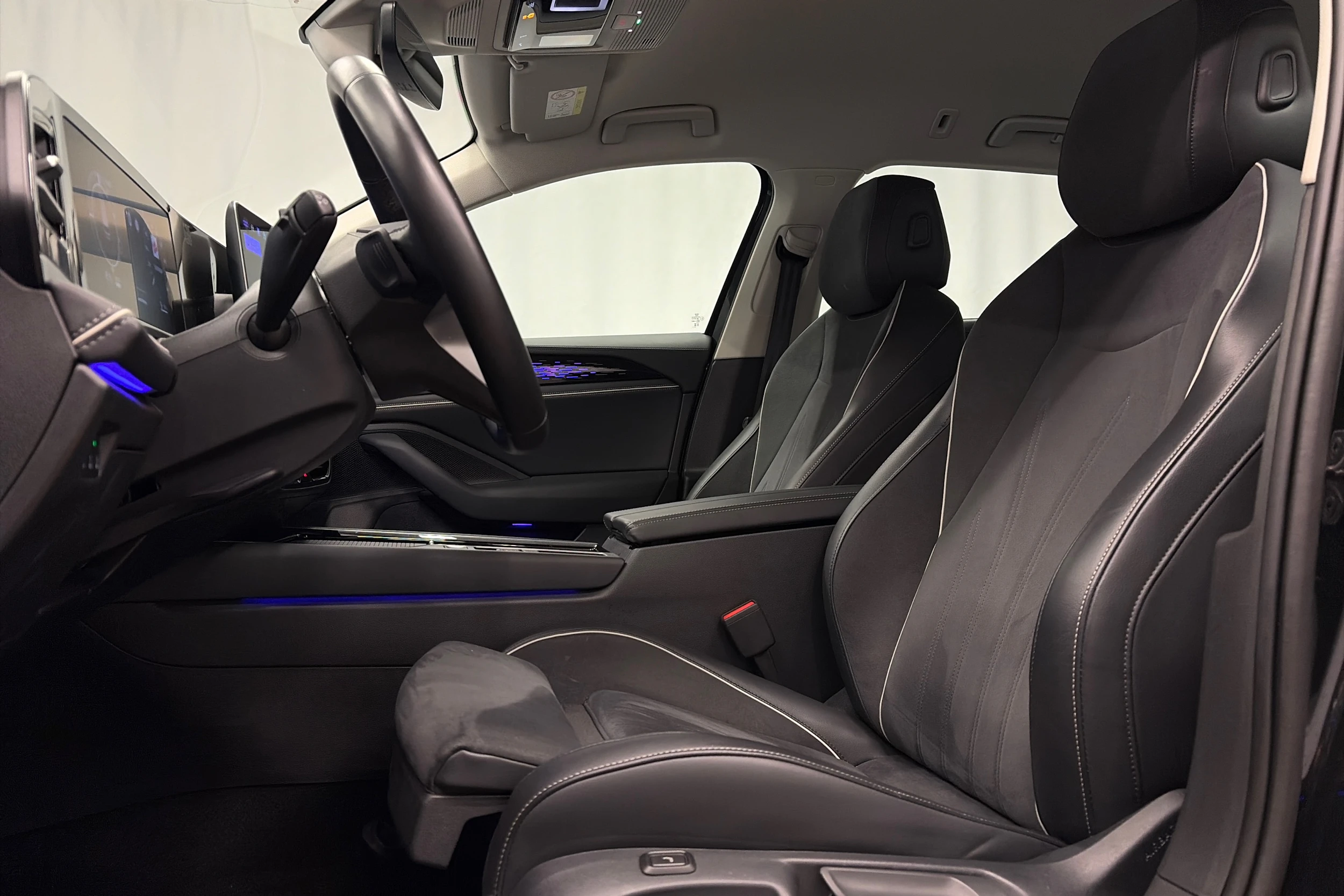 musta Volkswagen Passat 2025 kuva 26.