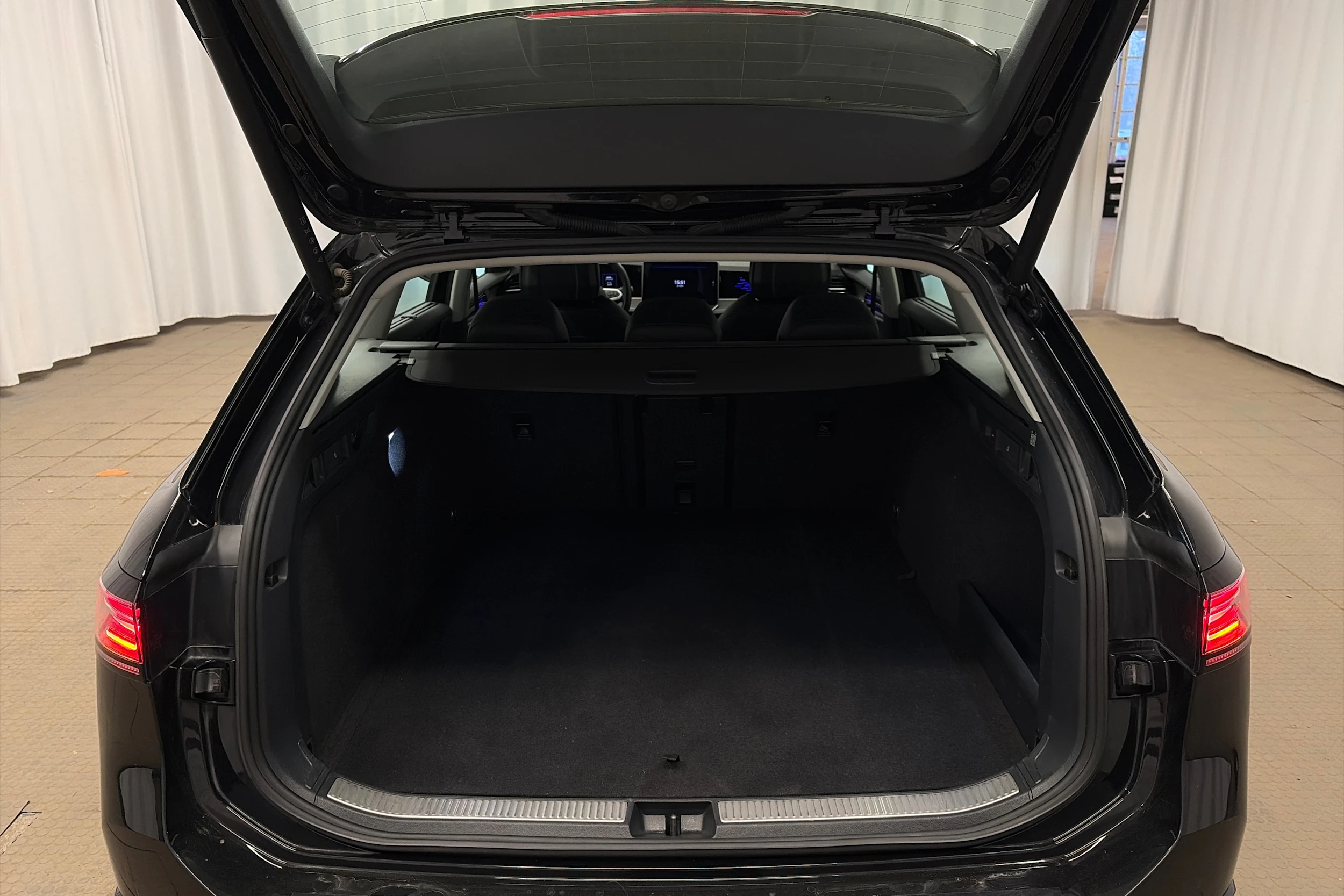 musta Volkswagen Passat 2025 kuva 28.