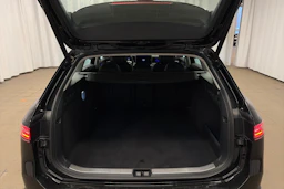 musta Volkswagen Passat 2025 kuva 28.