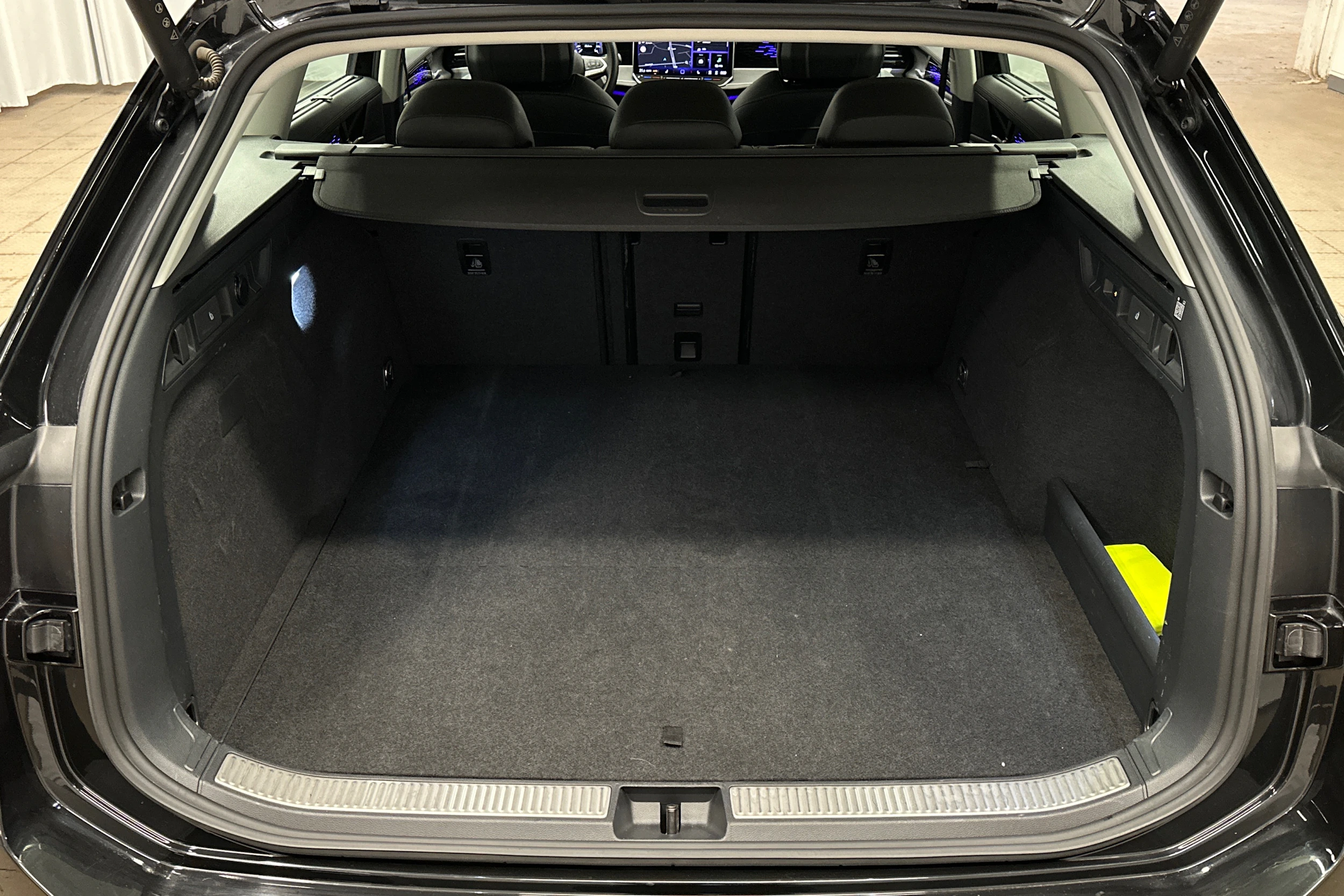 musta Volkswagen Passat 2025 kuva 15.