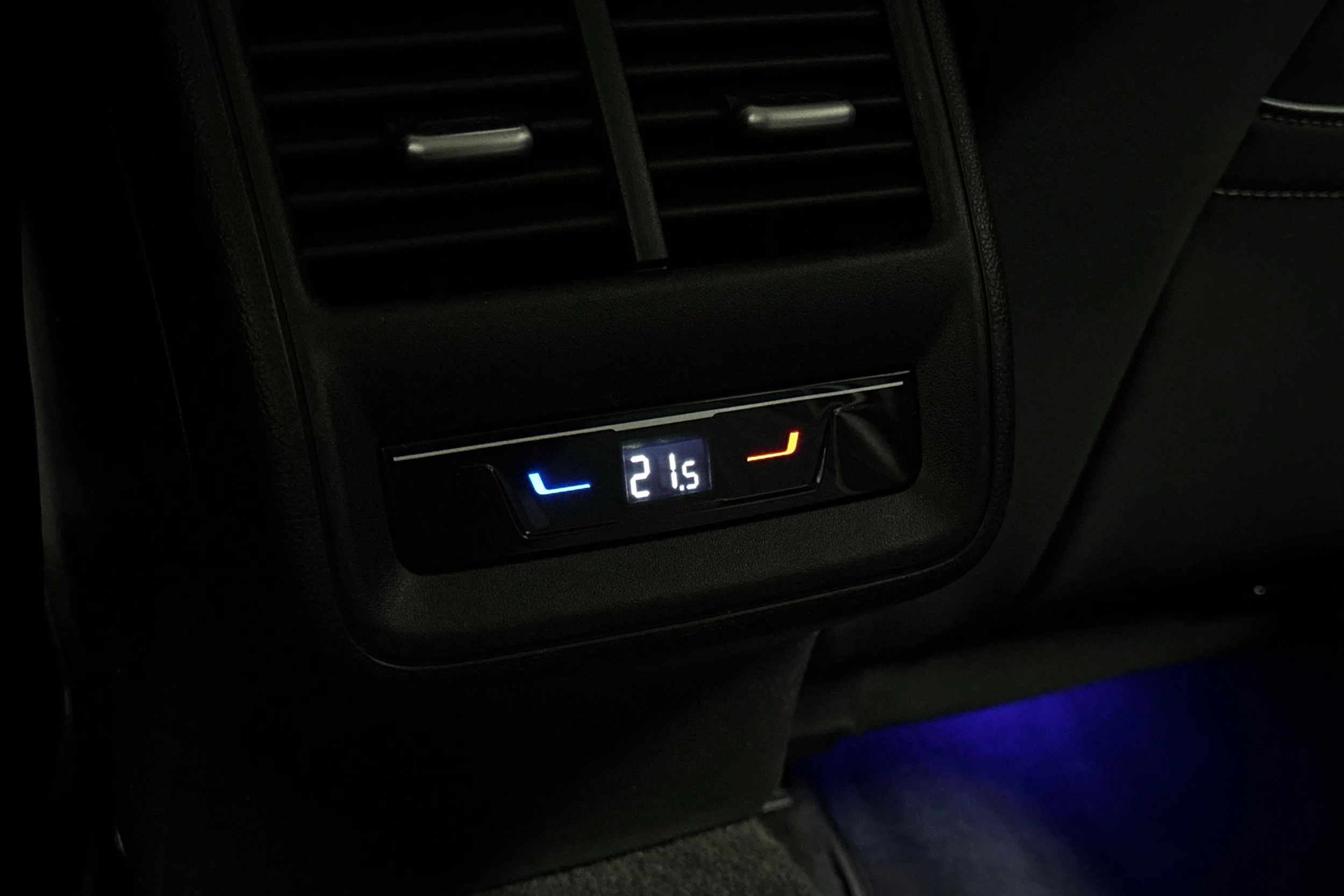 musta Volkswagen Passat 2025 kuva 18.