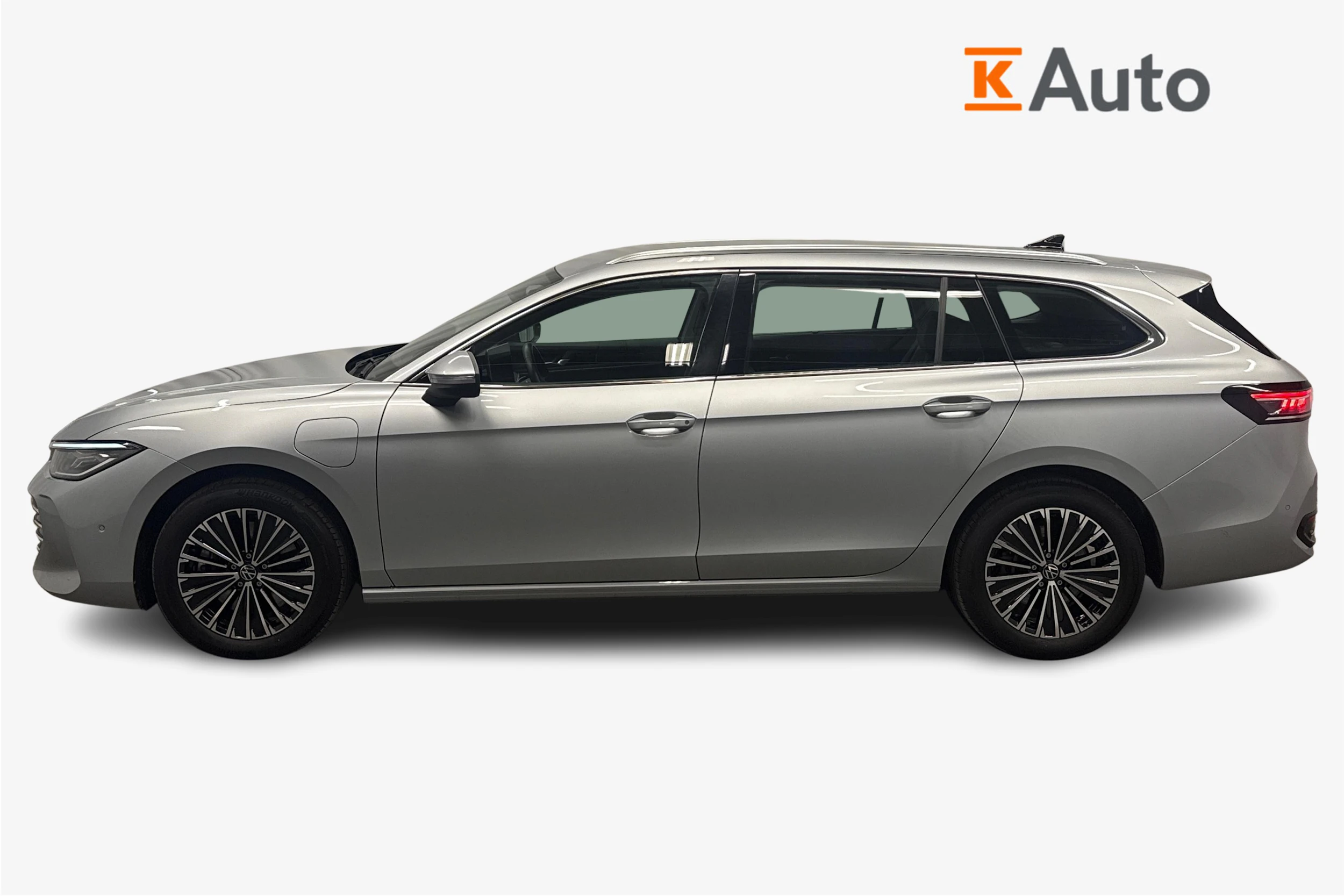 harmaa Volkswagen Passat 2025 kuva 7.
