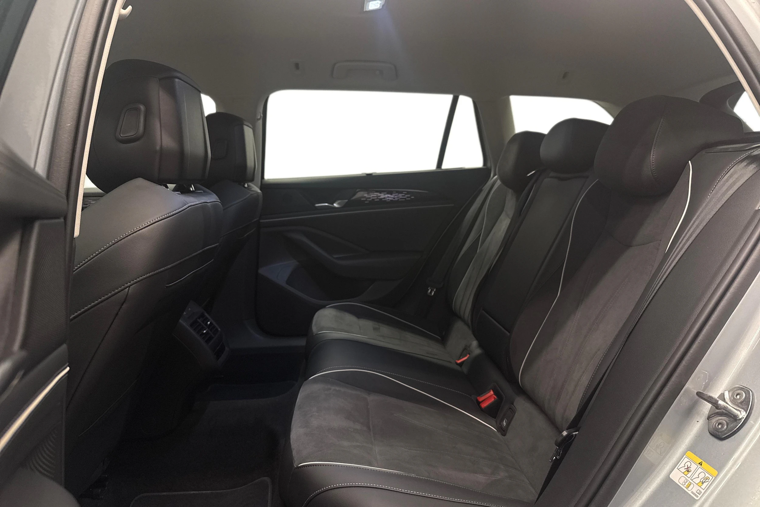 harmaa Volkswagen Passat 2025 kuva 11.