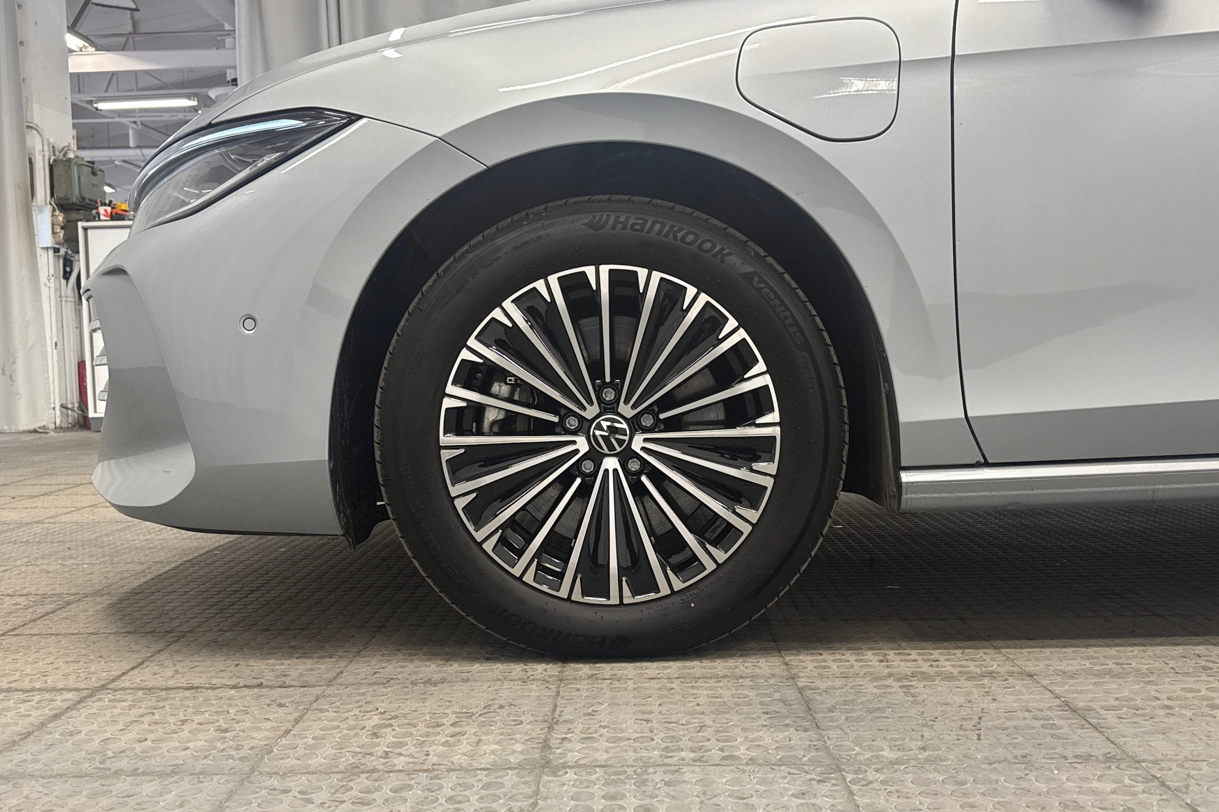 harmaa Volkswagen Passat 2025 kuva 13.