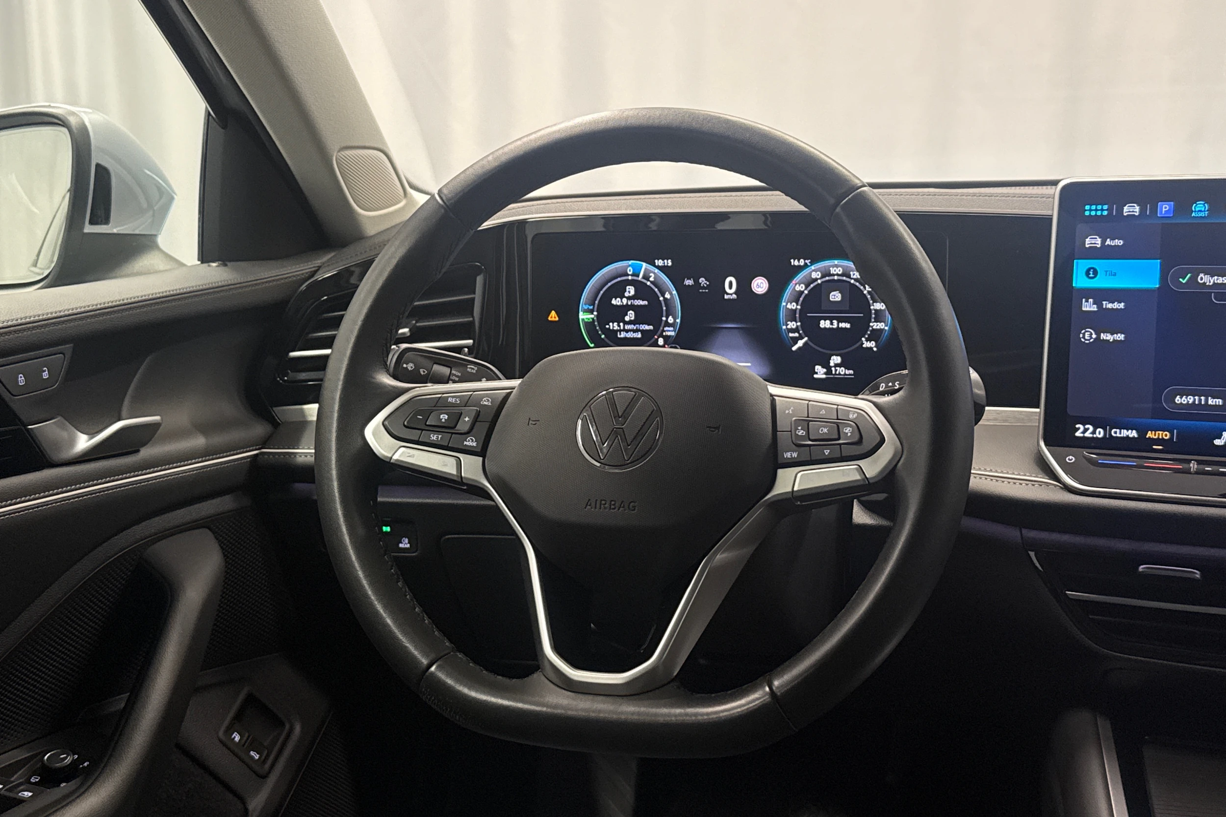 harmaa Volkswagen Passat 2025 kuva 15.