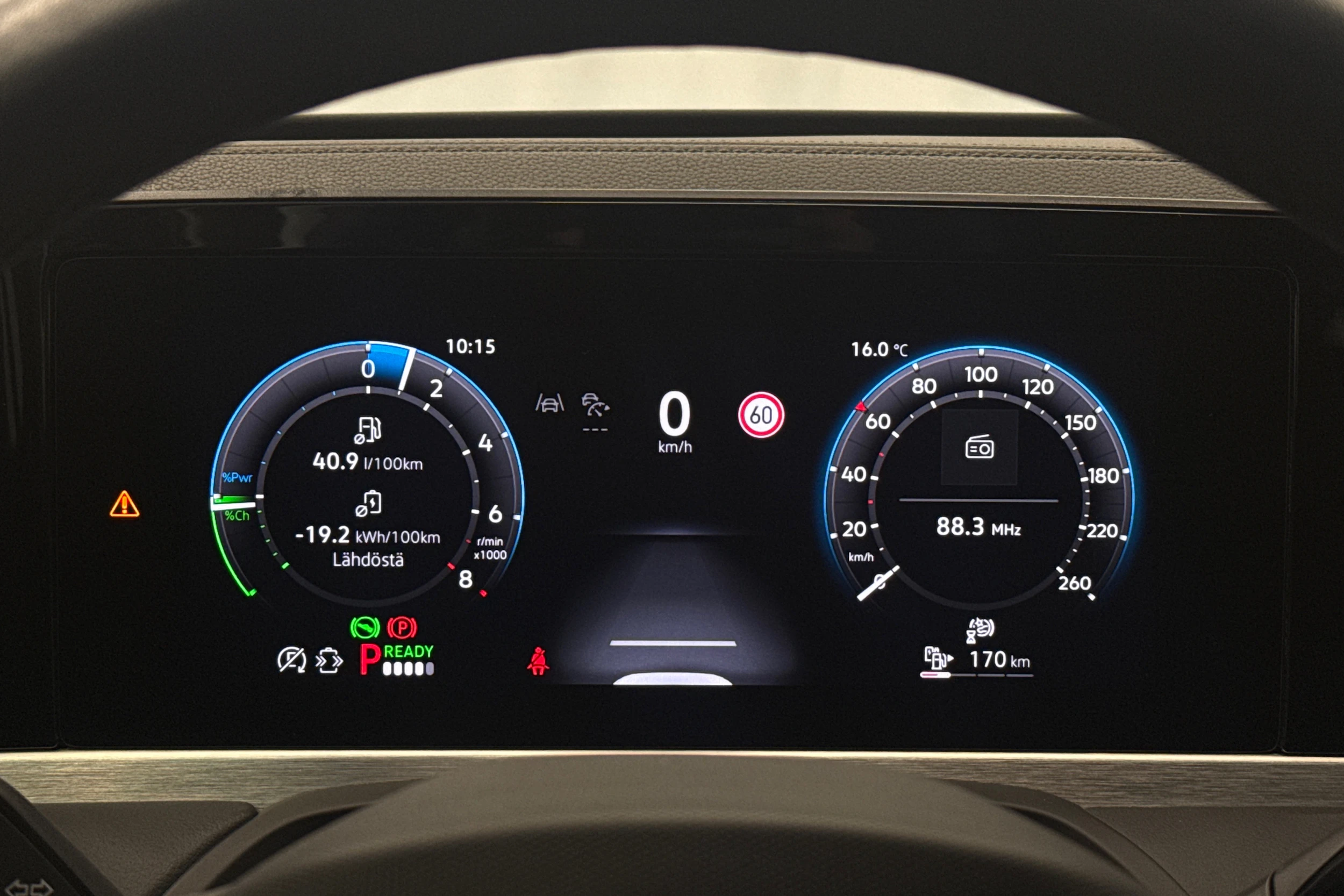 harmaa Volkswagen Passat 2025 kuva 18.