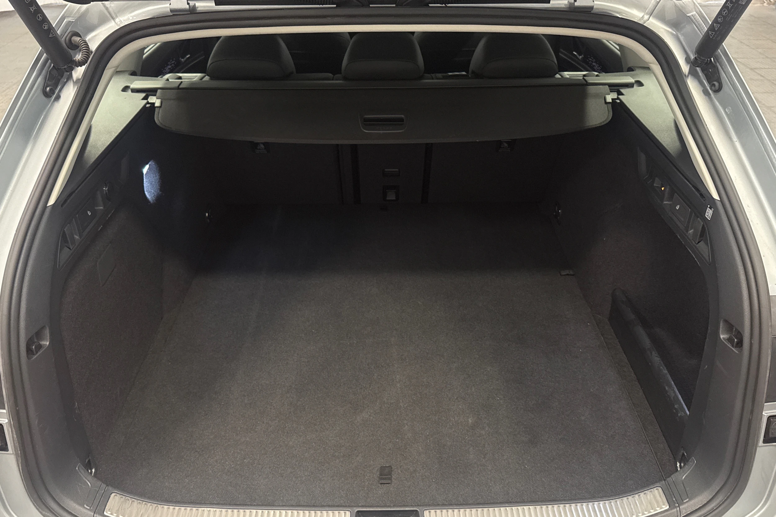 harmaa Volkswagen Passat 2025 kuva 28.