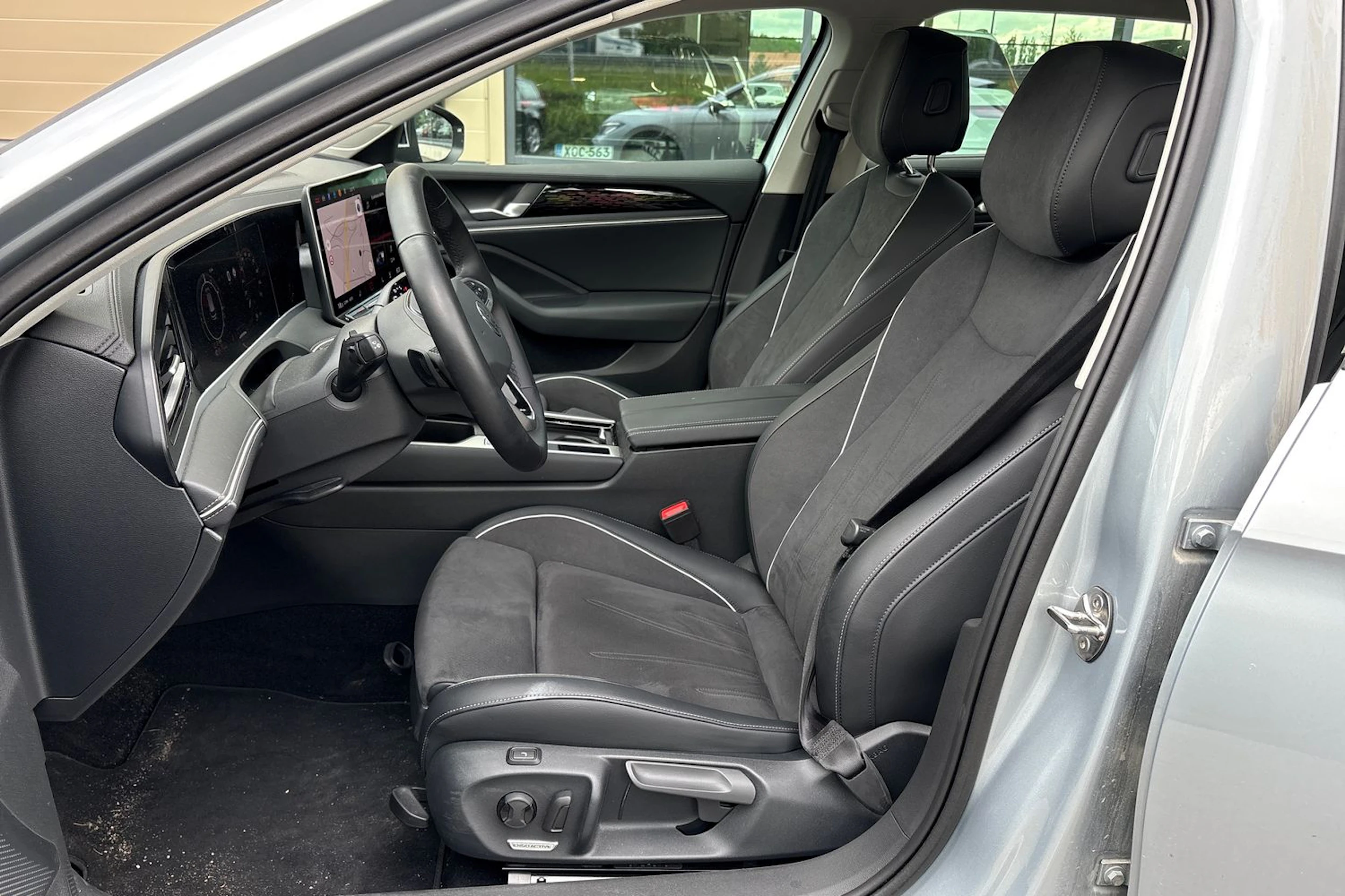 harmaa Volkswagen Passat 2025 kuva 4.