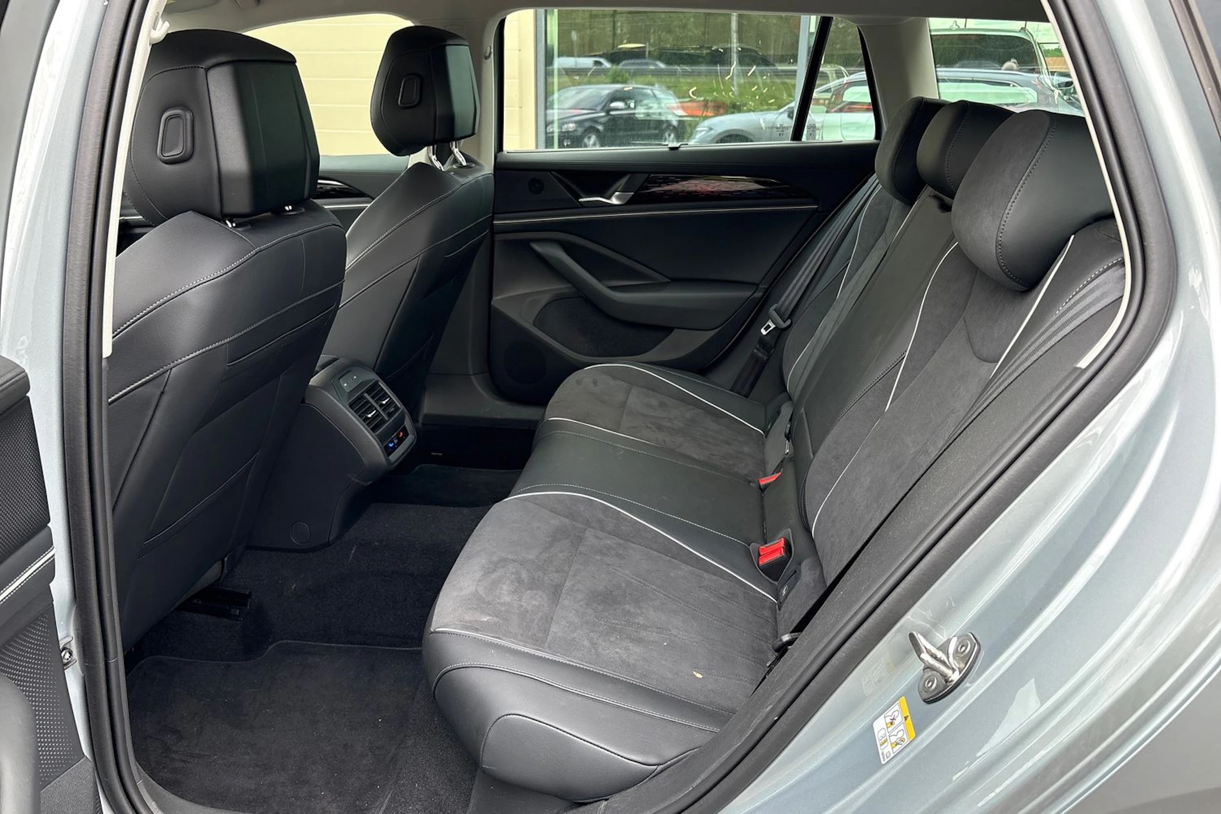 harmaa Volkswagen Passat 2025 kuva 5.