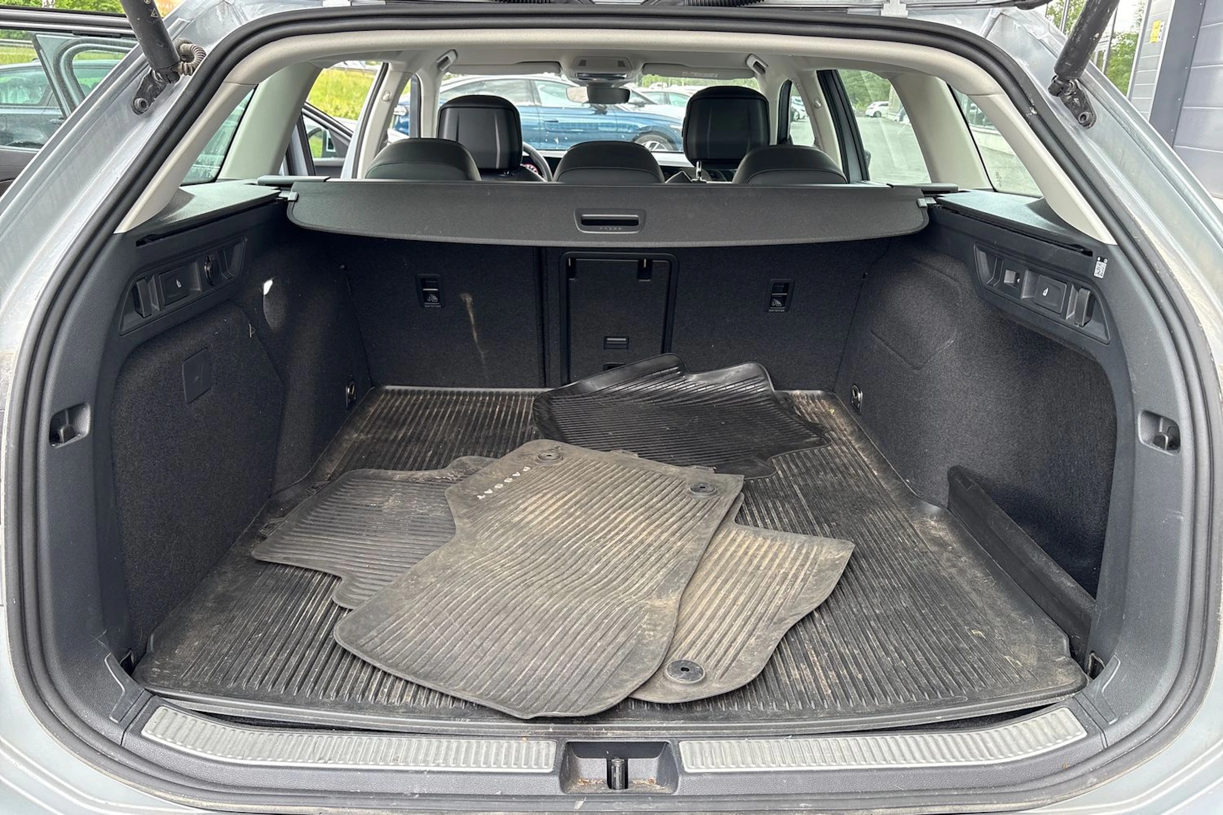 harmaa Volkswagen Passat 2025 kuva 6.