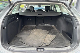 harmaa Volkswagen Passat 2025 kuva 6.