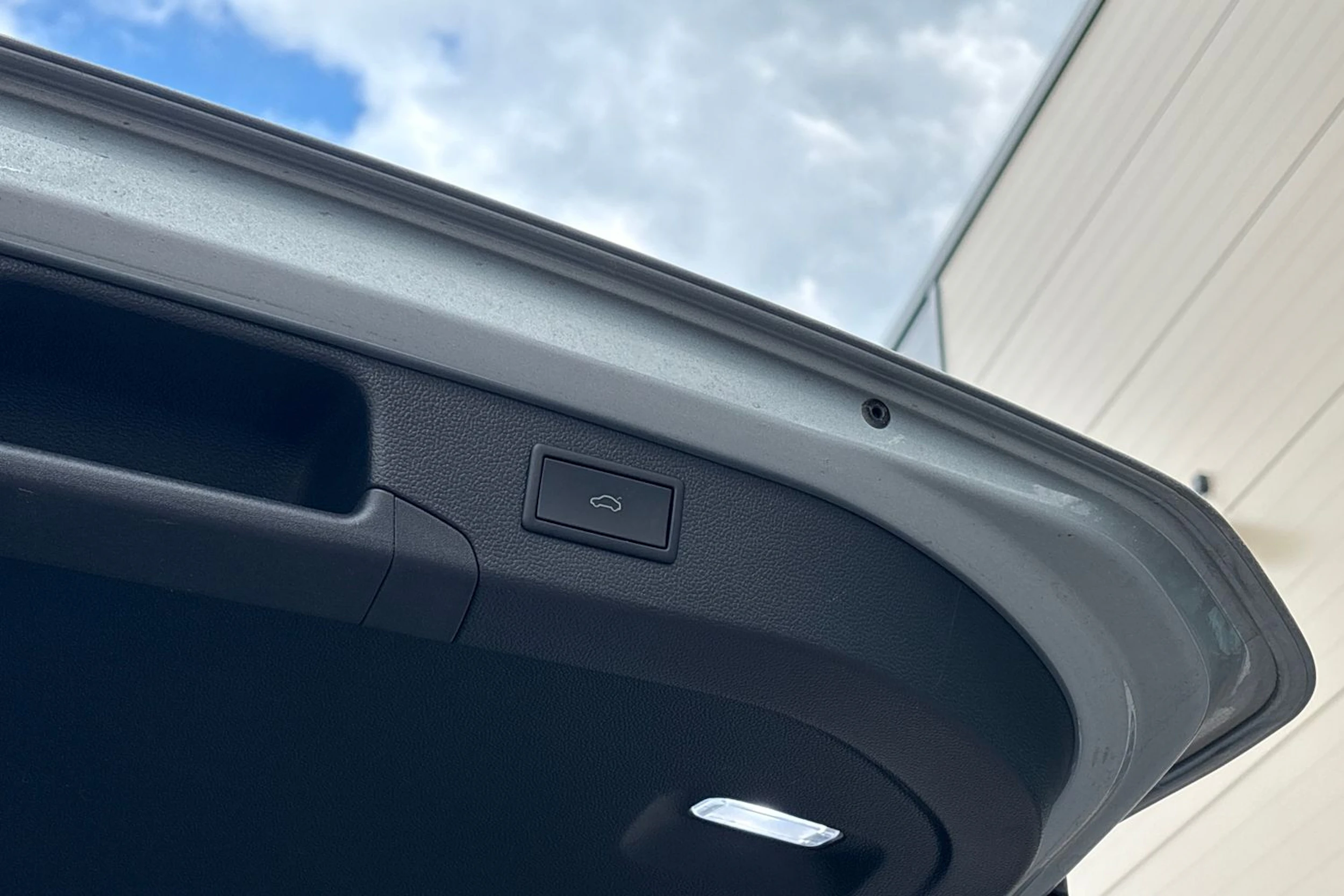 harmaa Volkswagen Passat 2025 kuva 8.