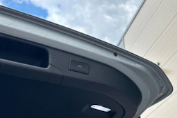 harmaa Volkswagen Passat 2025 kuva 8.