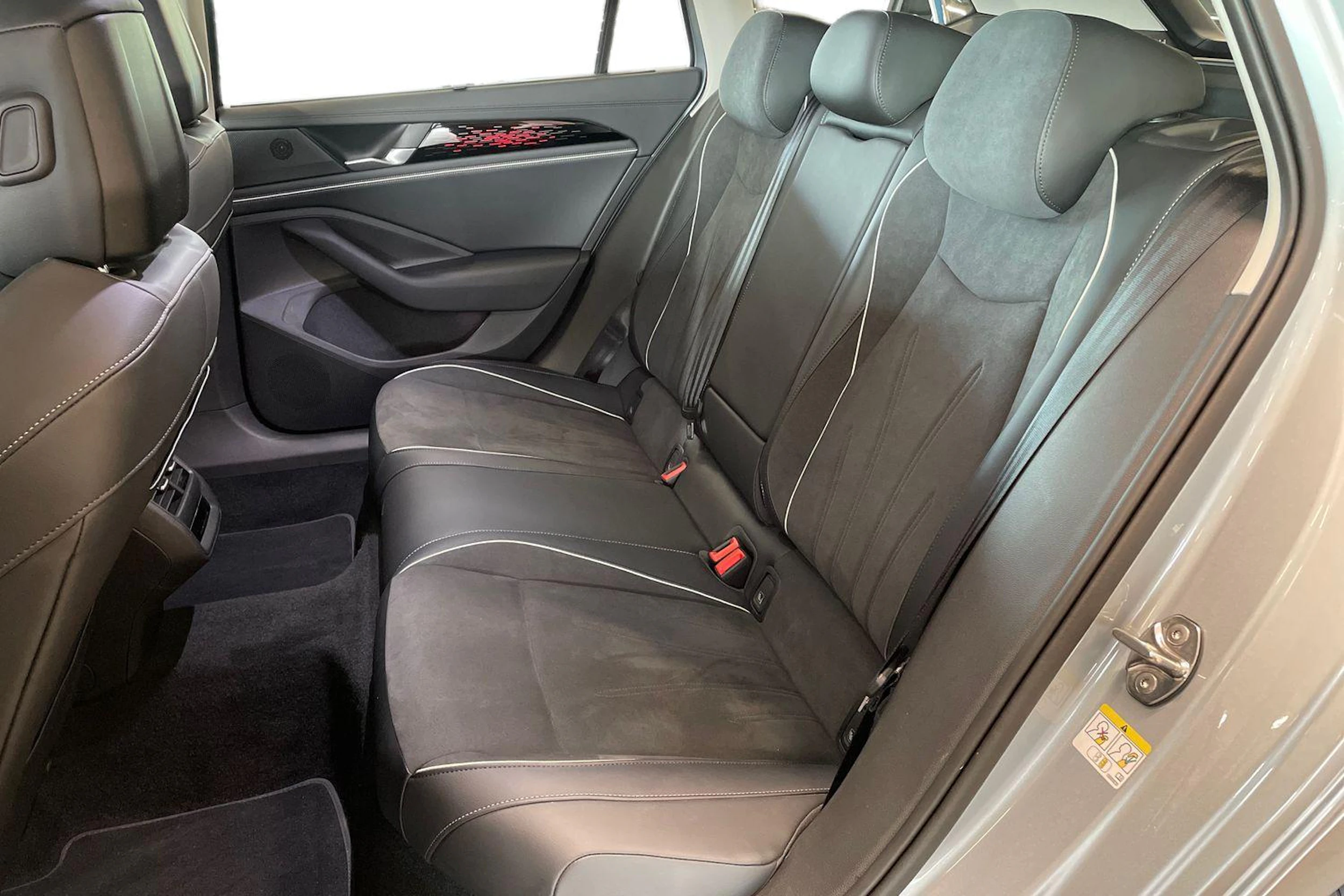 harmaa Volkswagen Passat 2025 kuva 11.