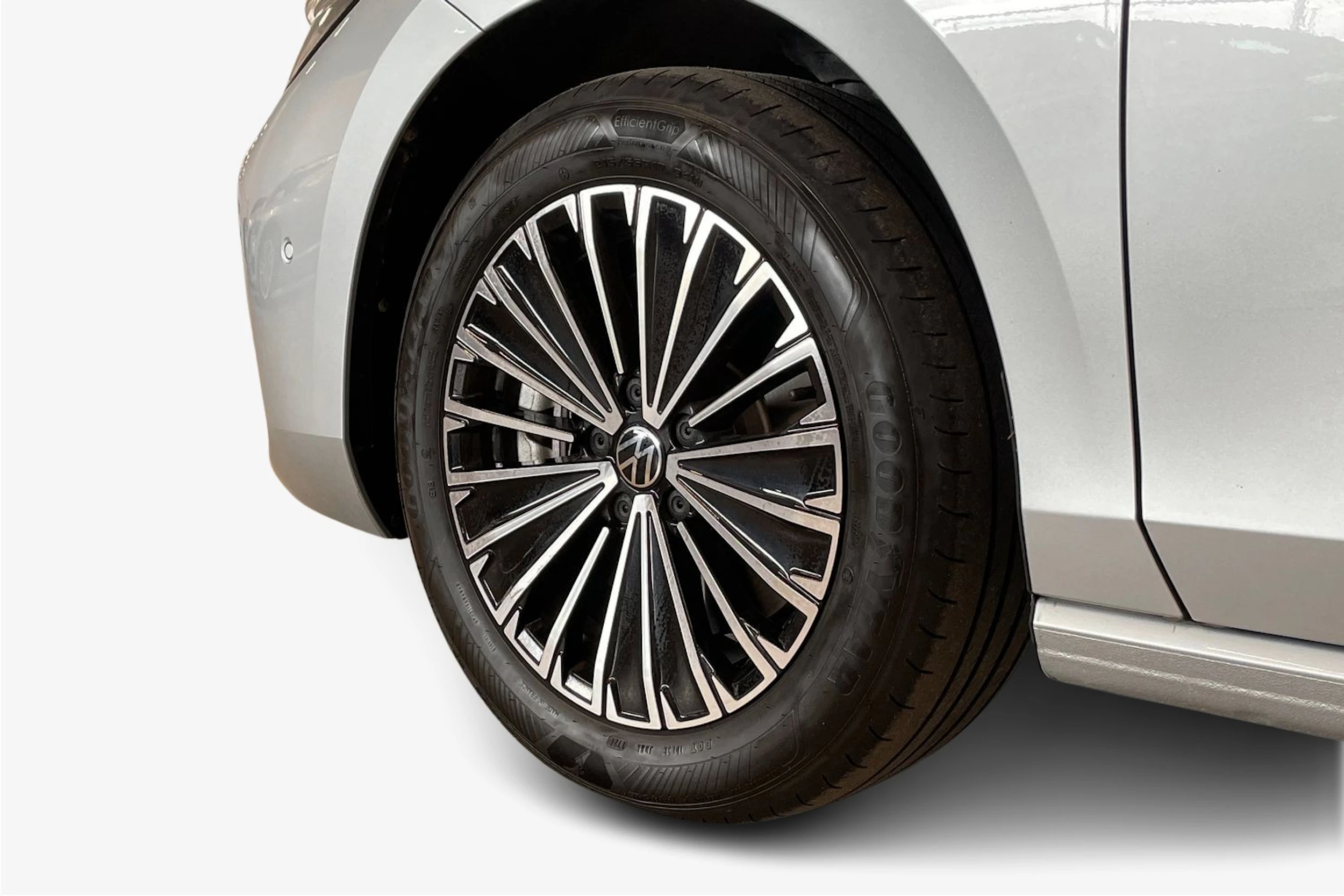 harmaa Volkswagen Passat 2025 kuva 12.