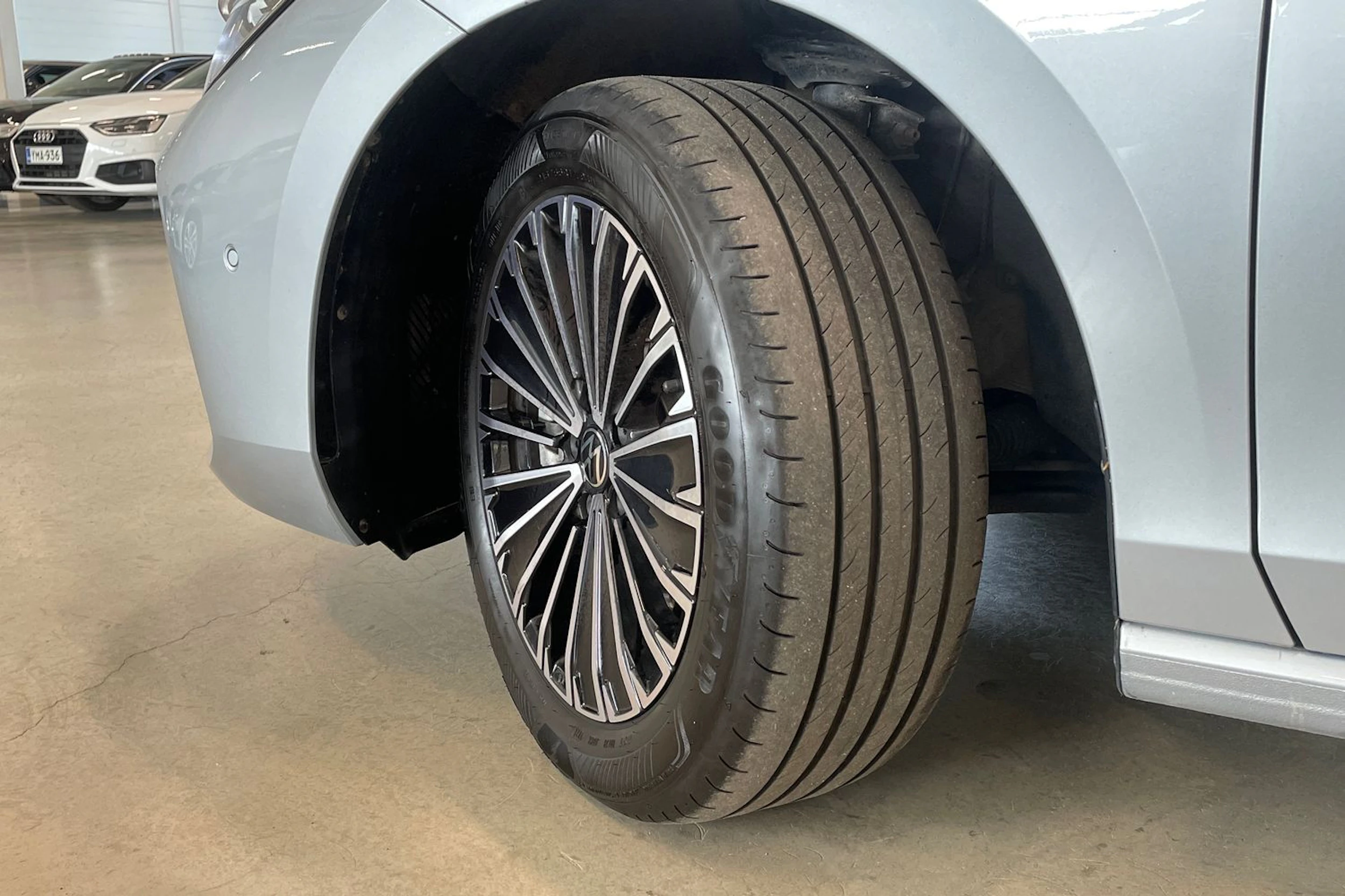 harmaa Volkswagen Passat 2025 kuva 13.