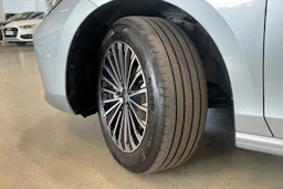 harmaa Volkswagen Passat 2025 kuva 13.