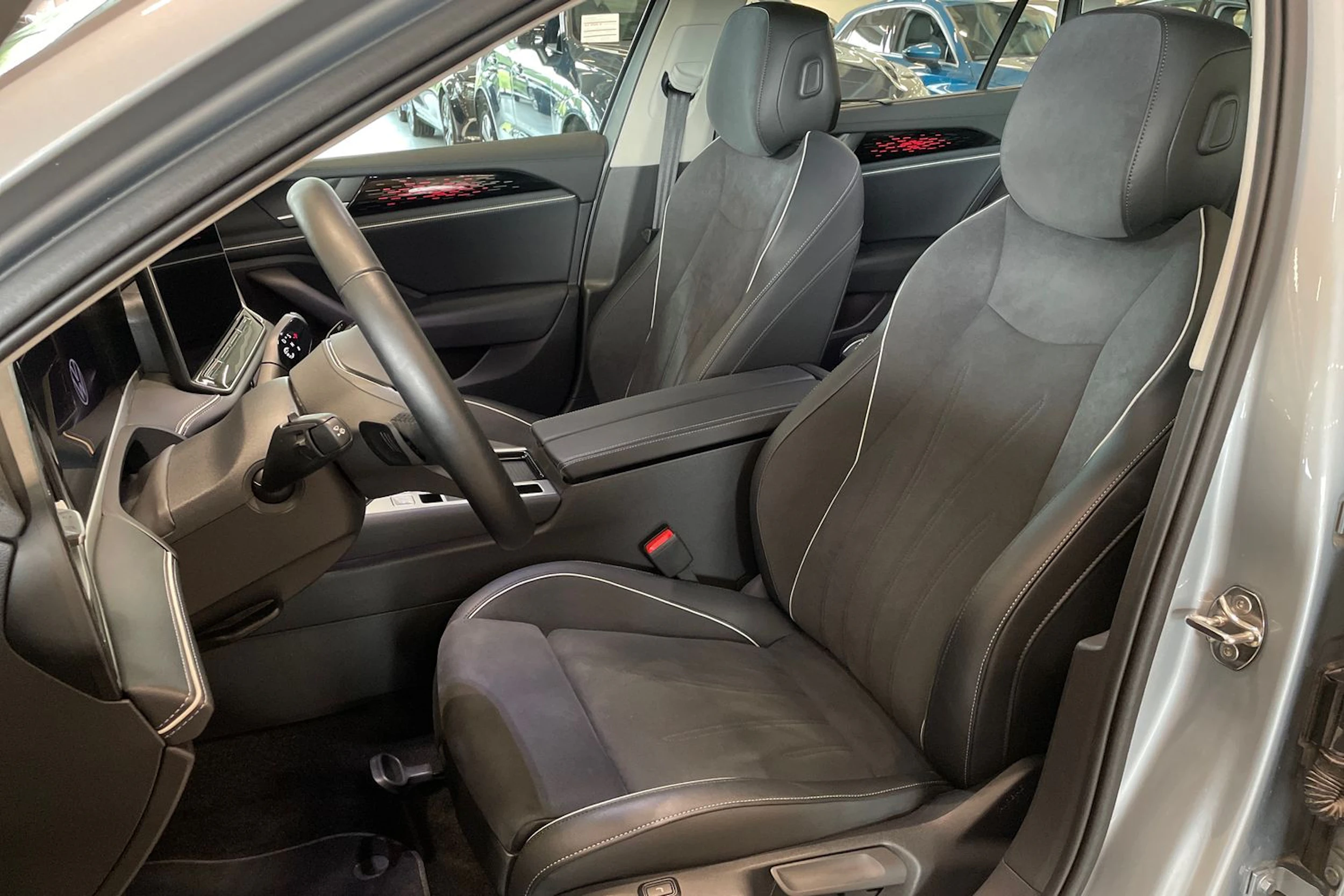 harmaa Volkswagen Passat 2025 kuva 15.