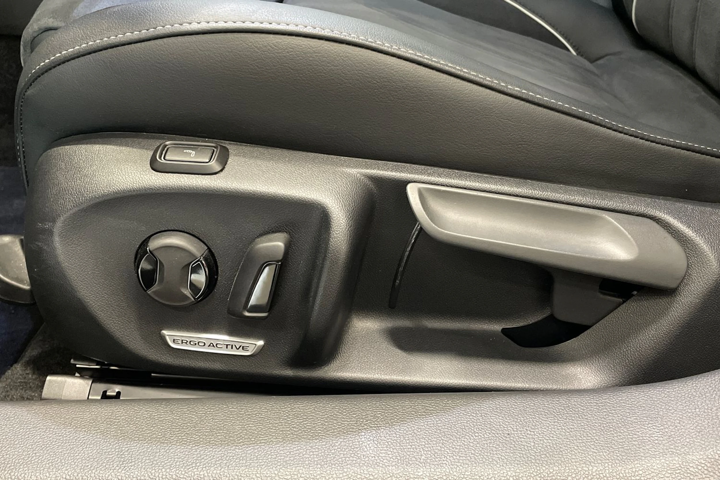 harmaa Volkswagen Passat 2025 kuva 16.