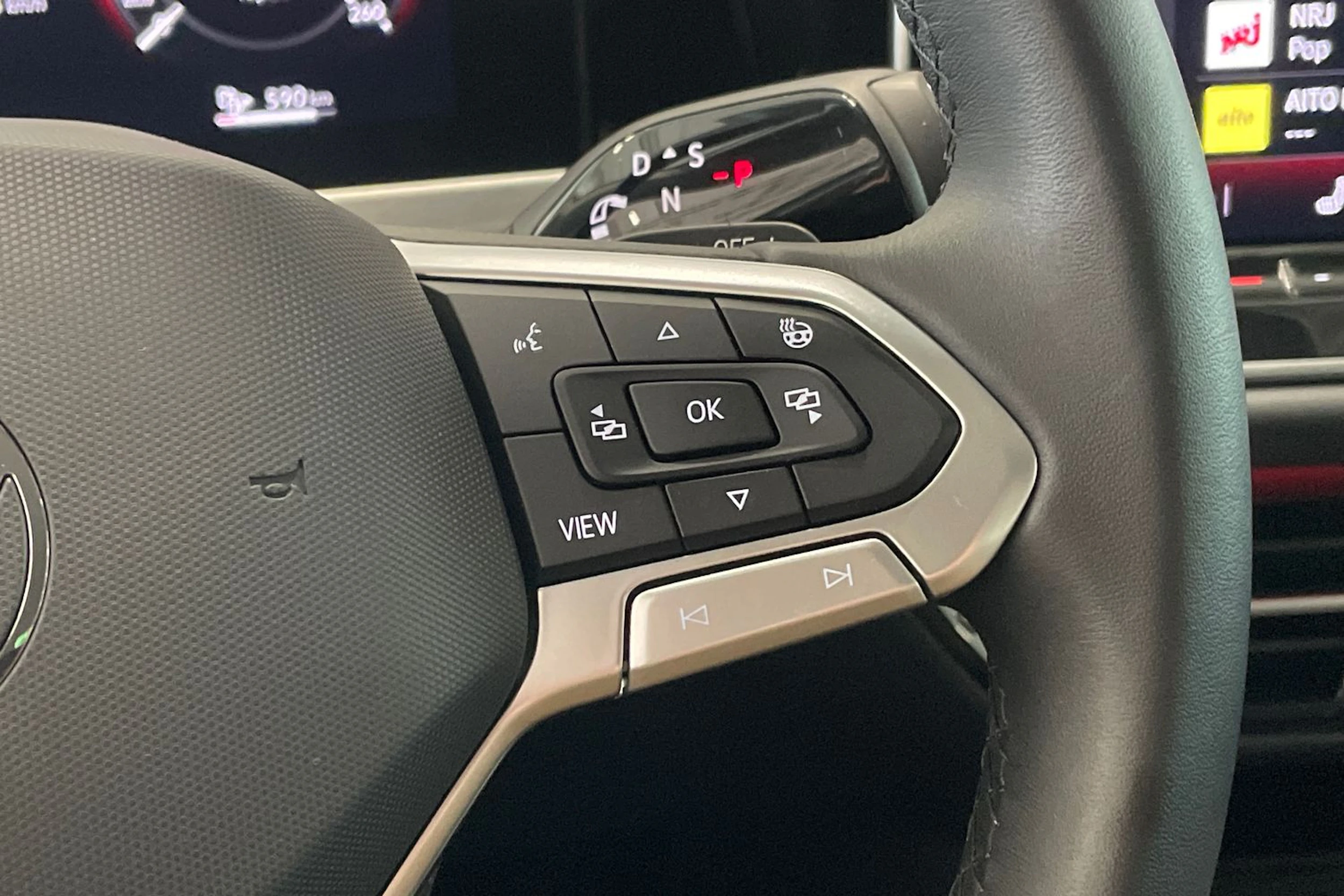 harmaa Volkswagen Passat 2025 kuva 19.