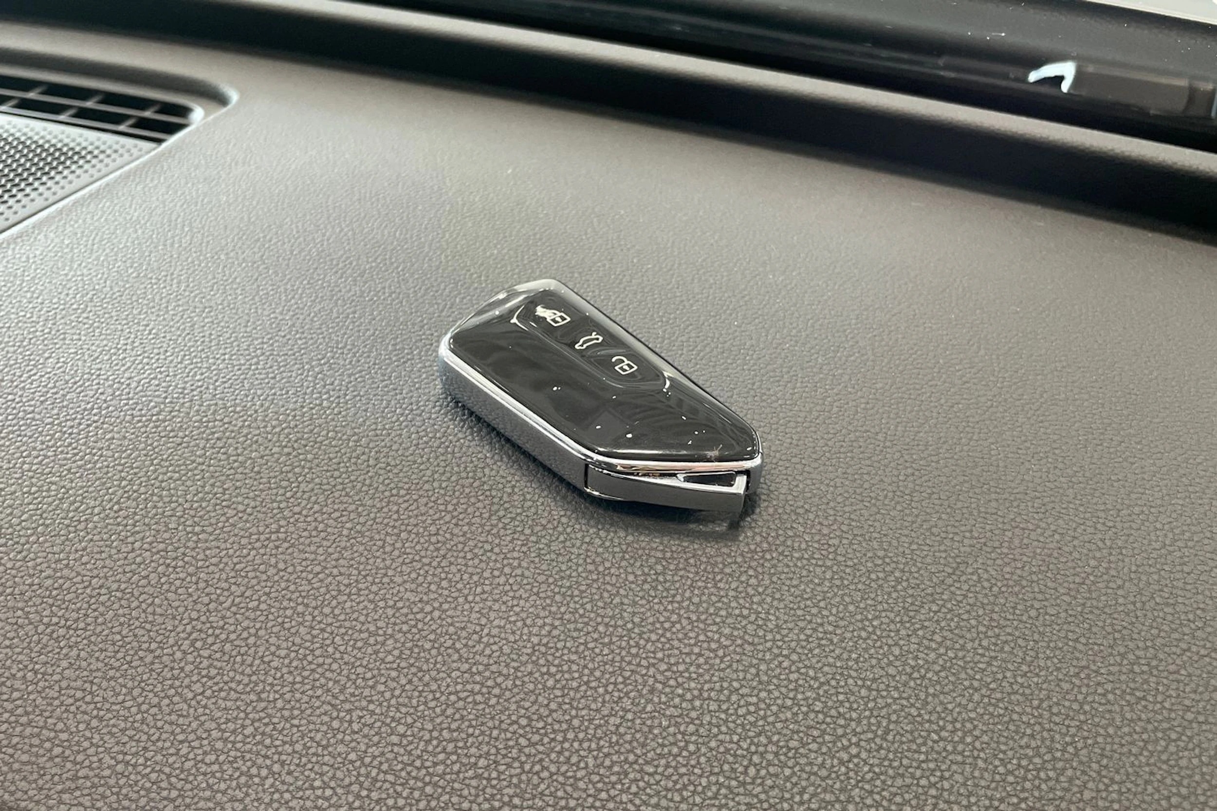 harmaa Volkswagen Passat 2025 kuva 38.