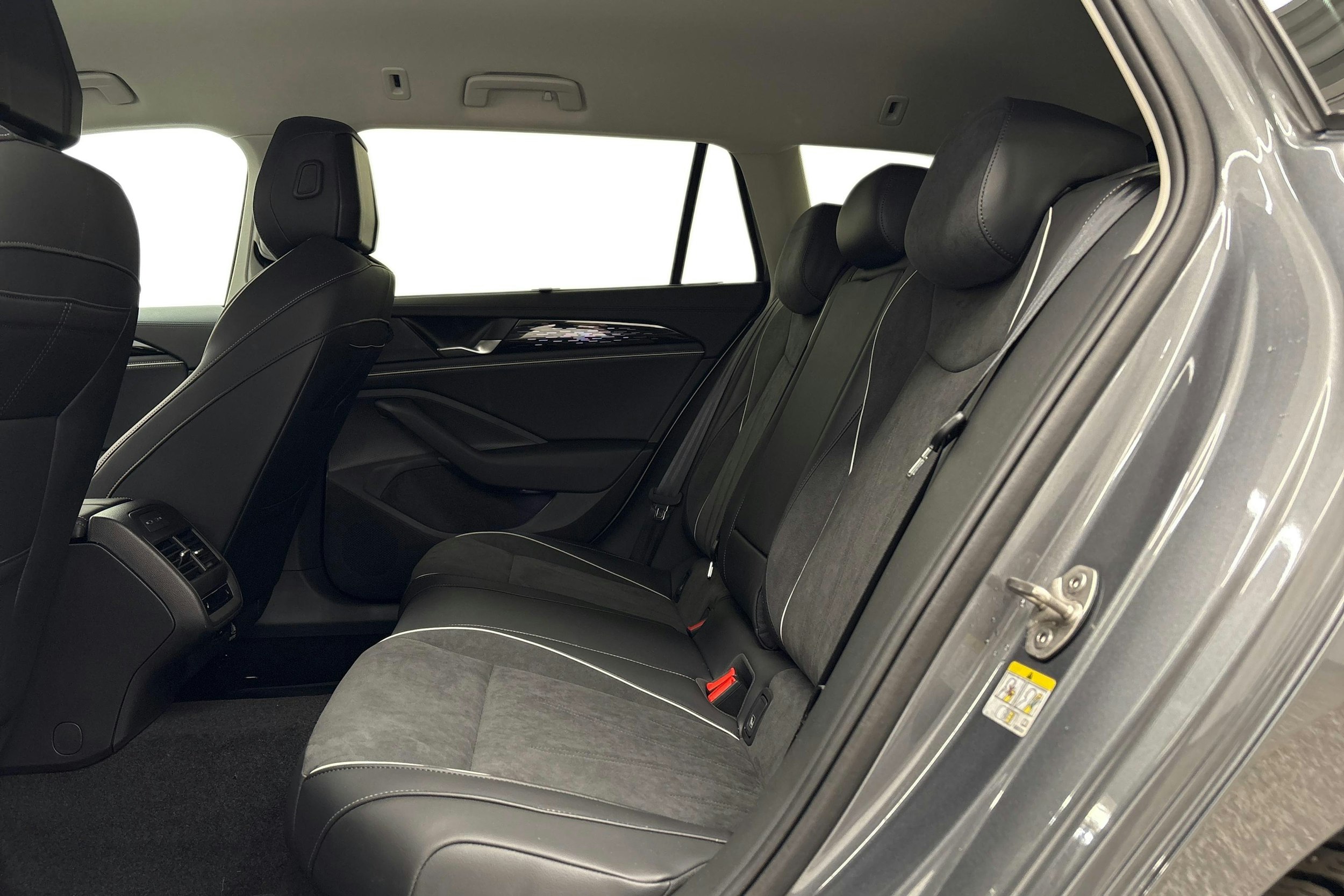 harmaa Volkswagen Passat 2025 kuva 10.