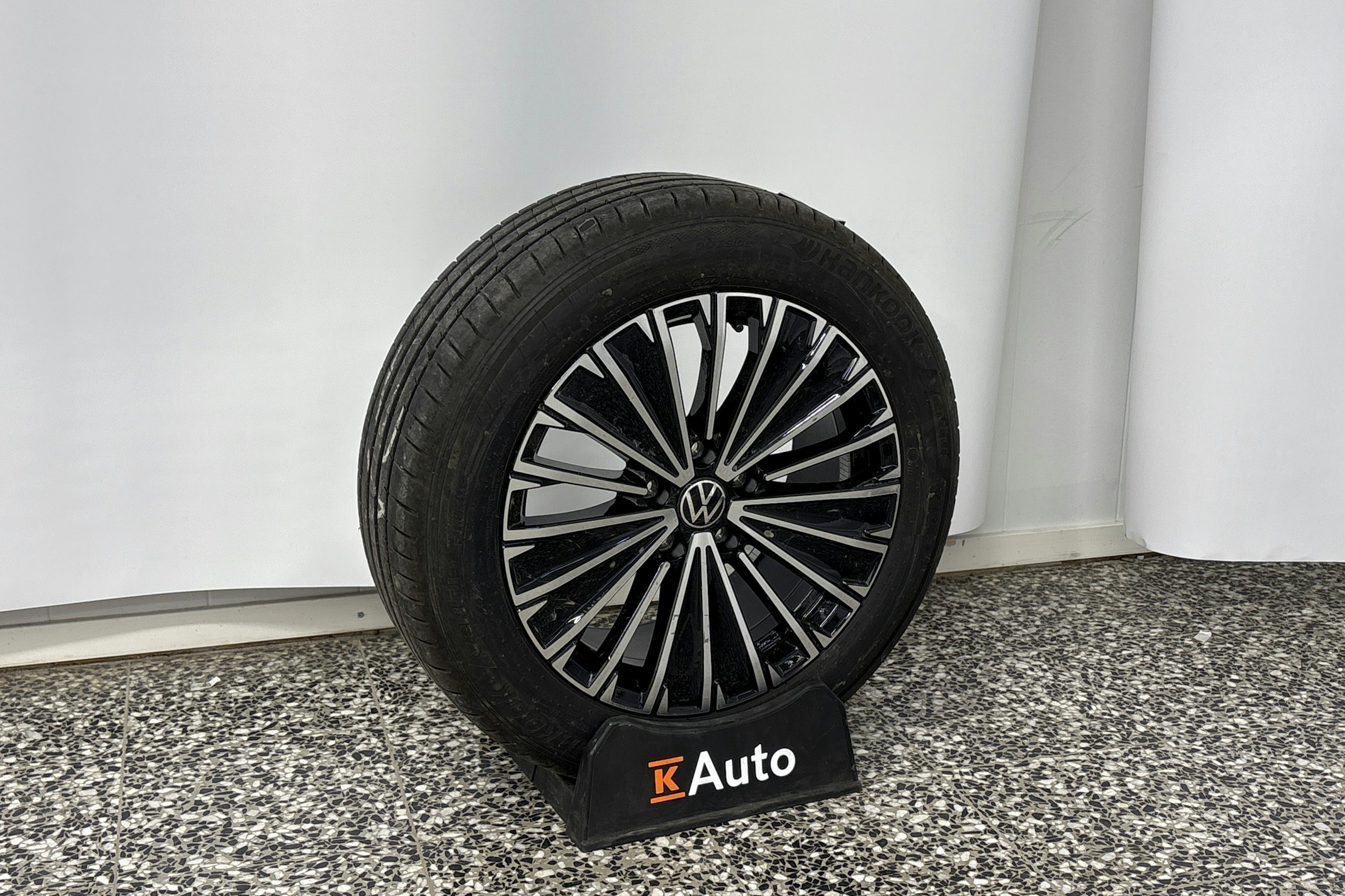 harmaa Volkswagen Passat 2025 kuva 13.