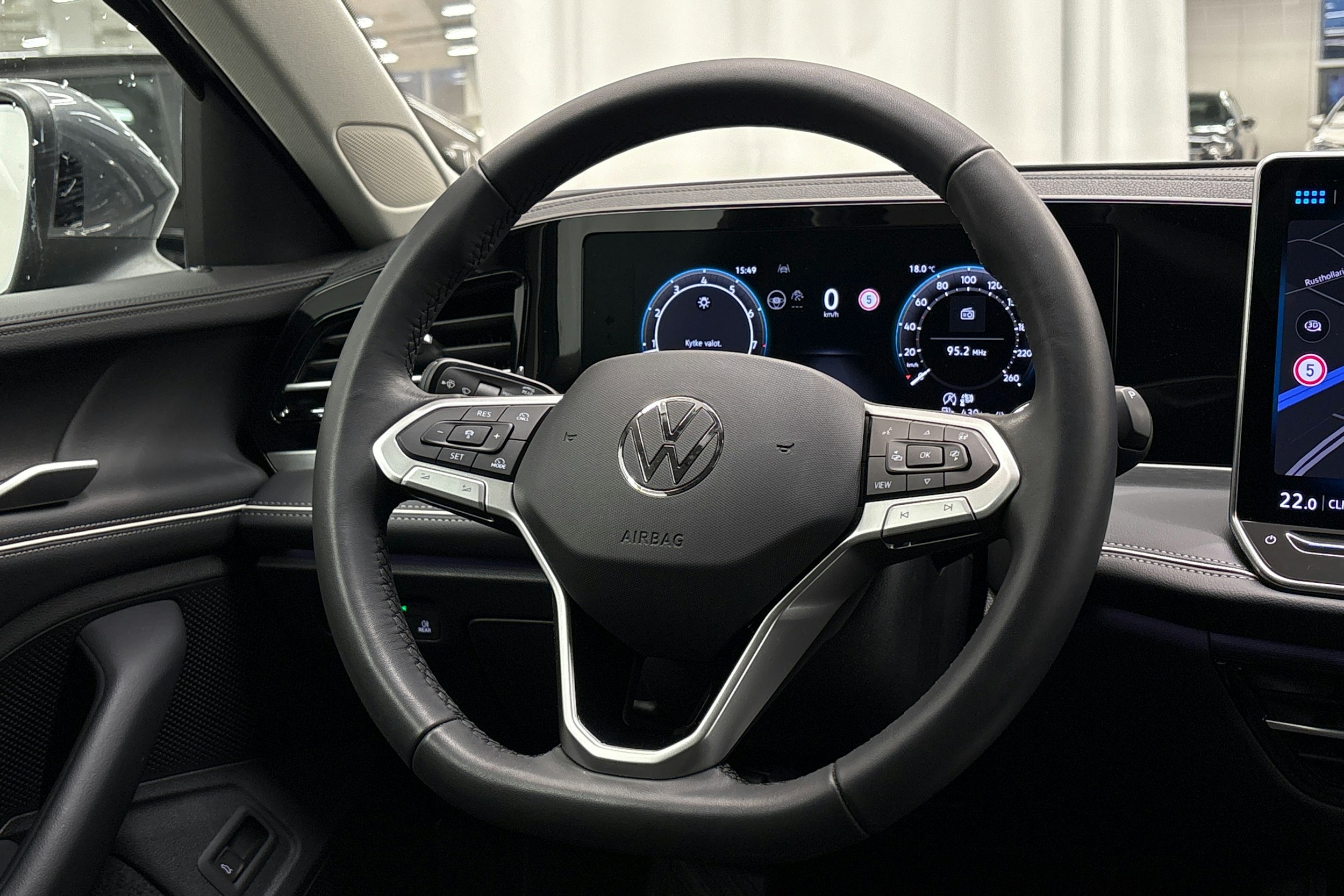harmaa Volkswagen Passat 2025 kuva 14.