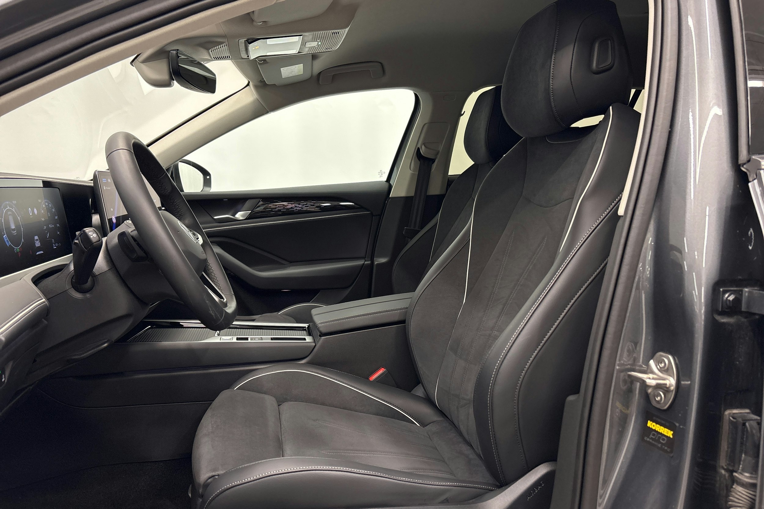 harmaa Volkswagen Passat 2025 kuva 15.