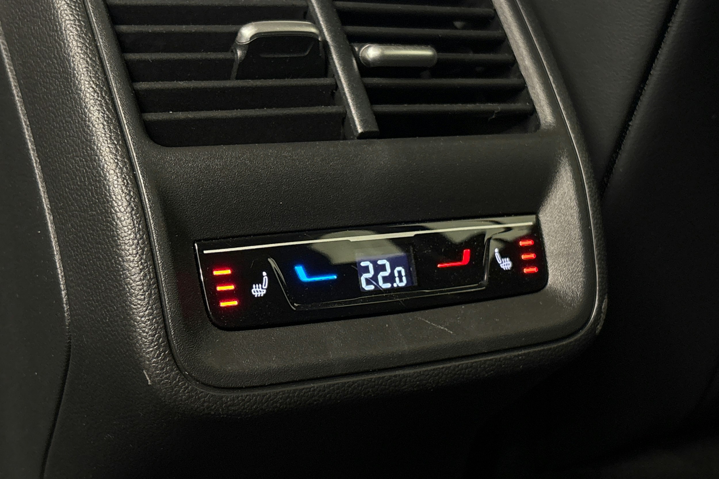 harmaa Volkswagen Passat 2025 kuva 17.