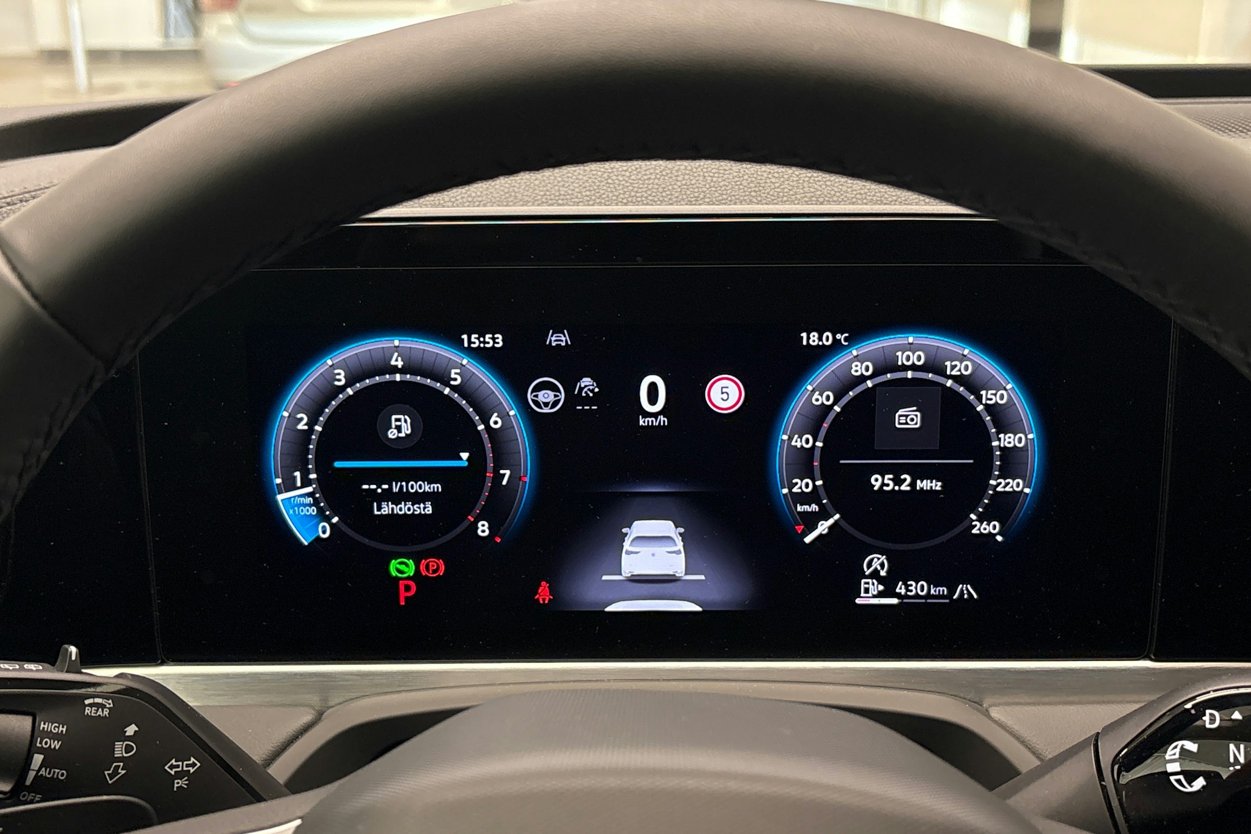 harmaa Volkswagen Passat 2025 kuva 18.