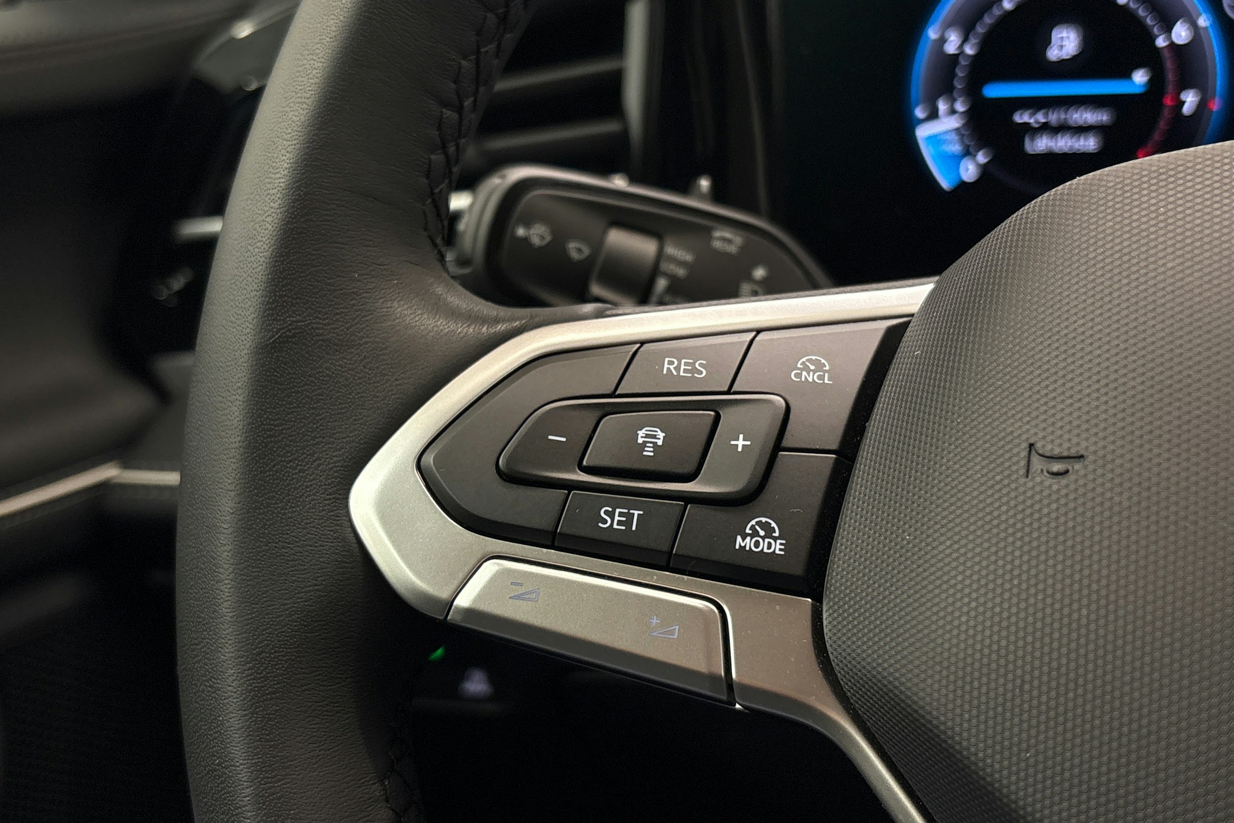 harmaa Volkswagen Passat 2025 kuva 20.