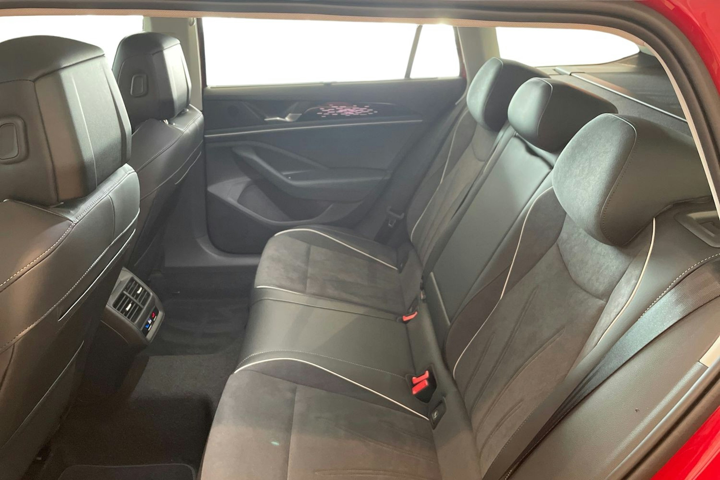 punainen Volkswagen Passat 2025 kuva 8.