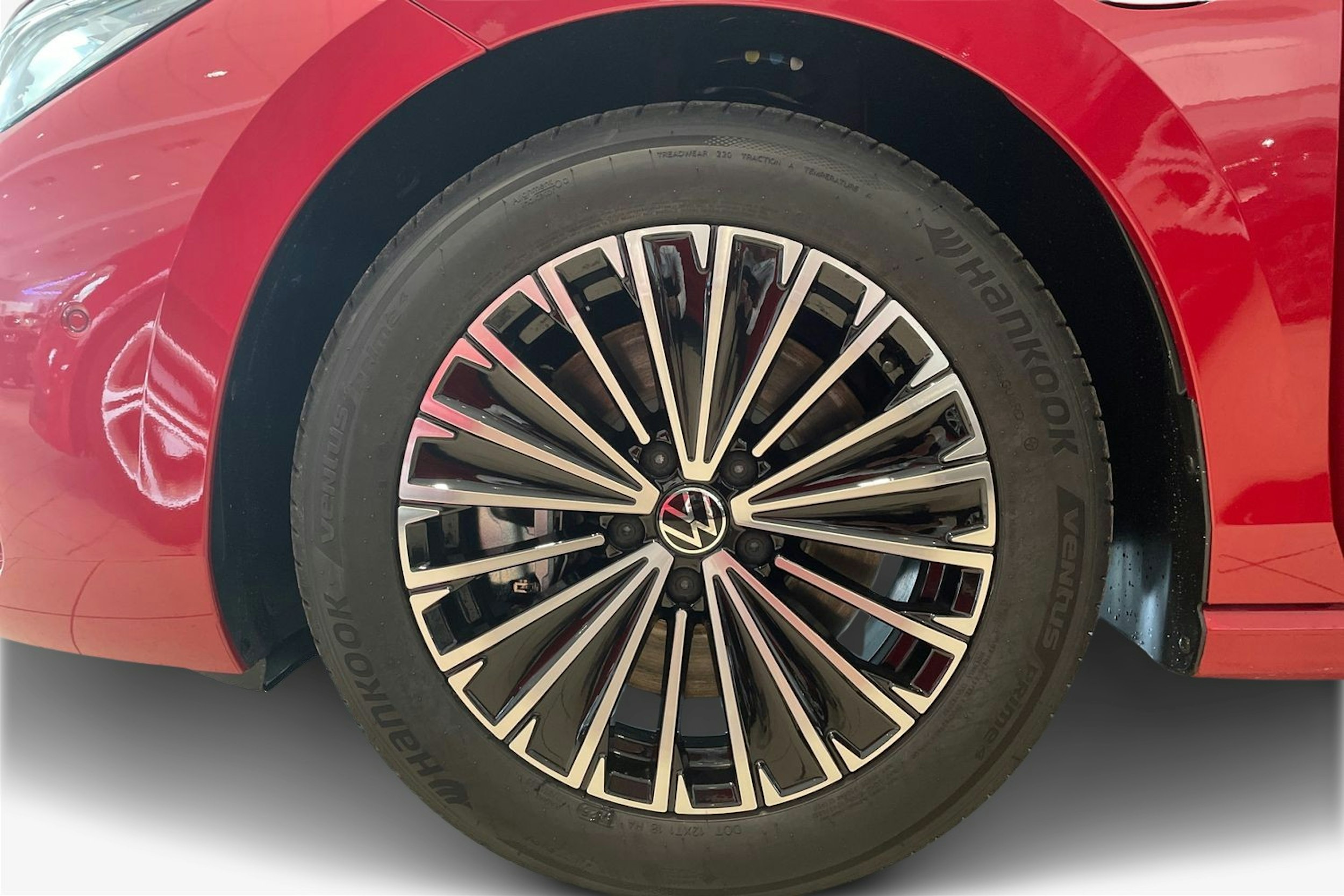 punainen Volkswagen Passat 2025 kuva 9.