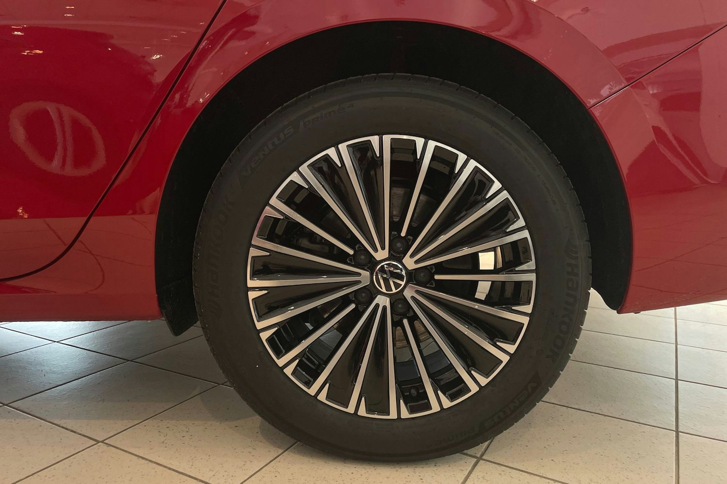 punainen Volkswagen Passat 2025 kuva 10.