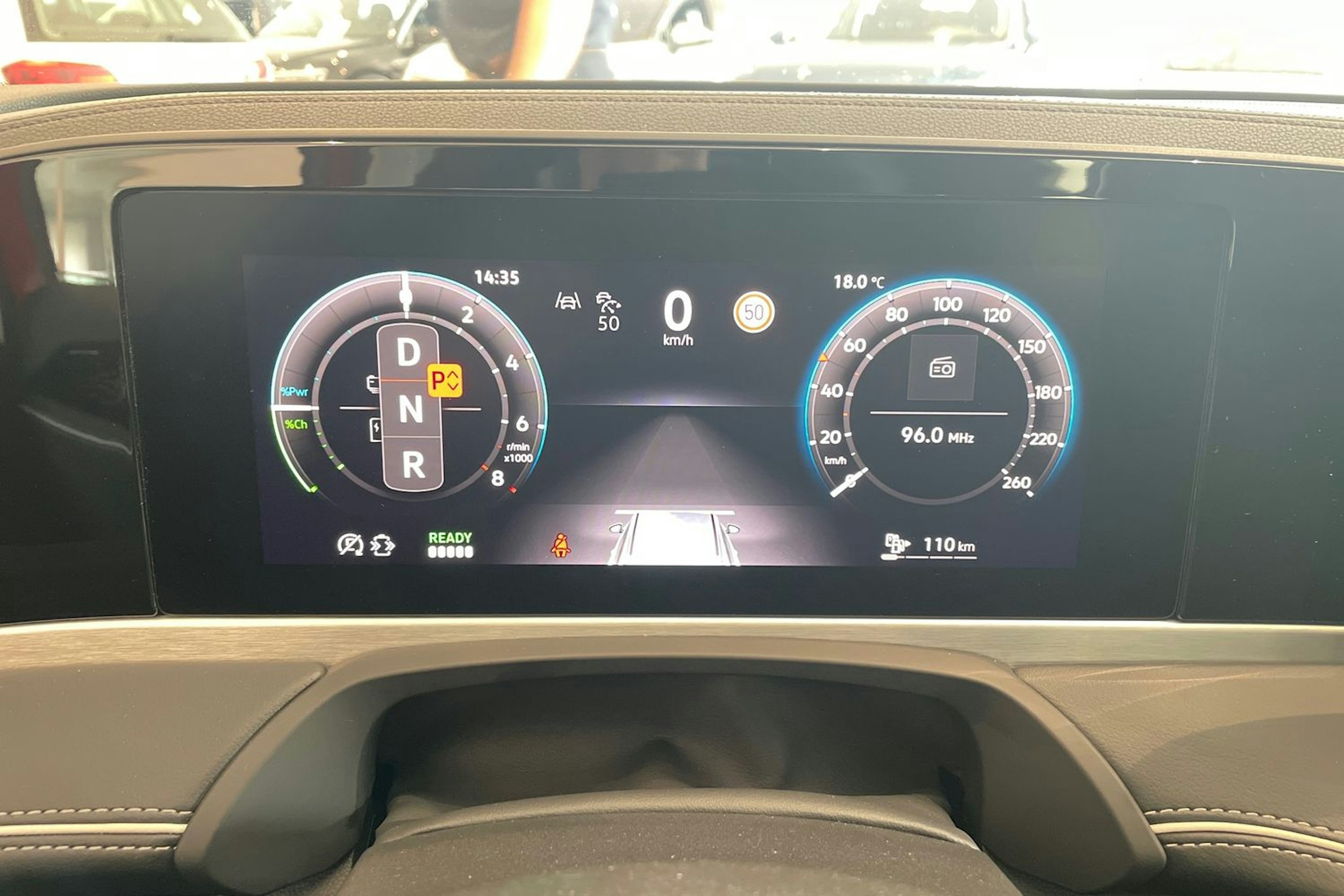 punainen Volkswagen Passat 2025 kuva 11.