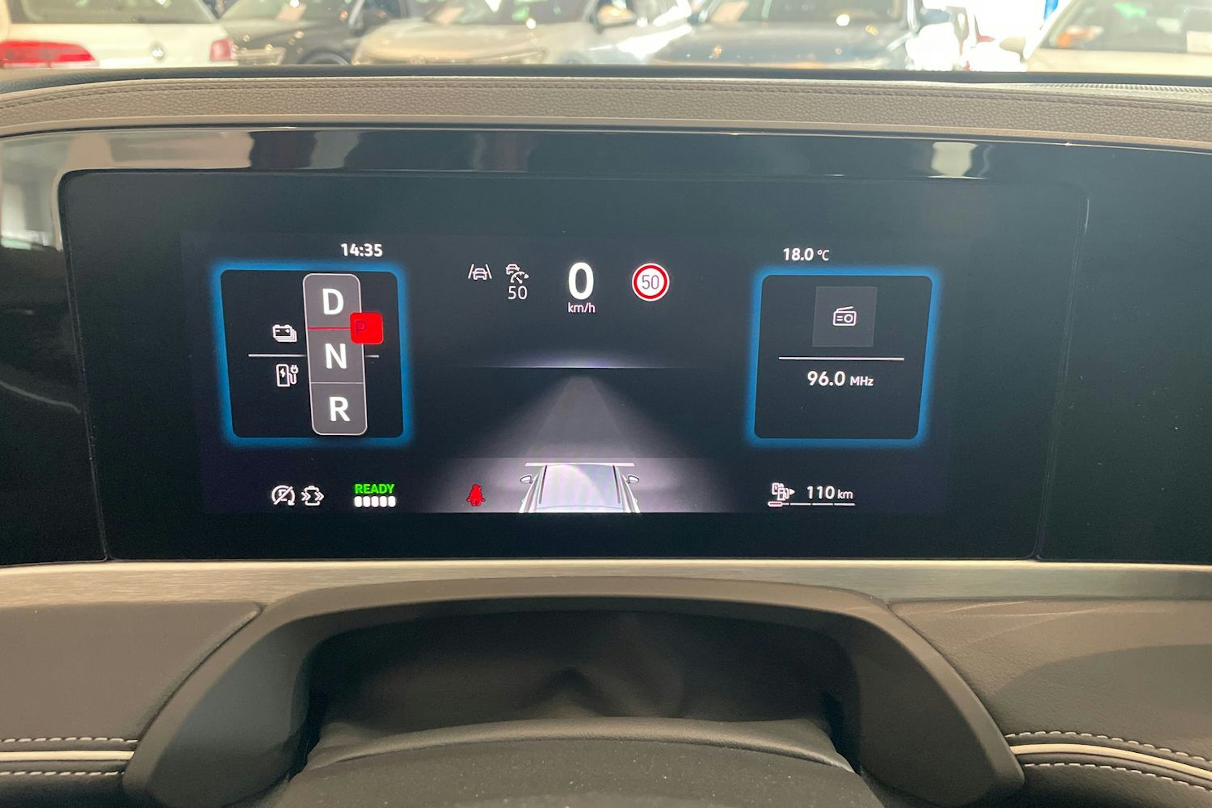 punainen Volkswagen Passat 2025 kuva 12.
