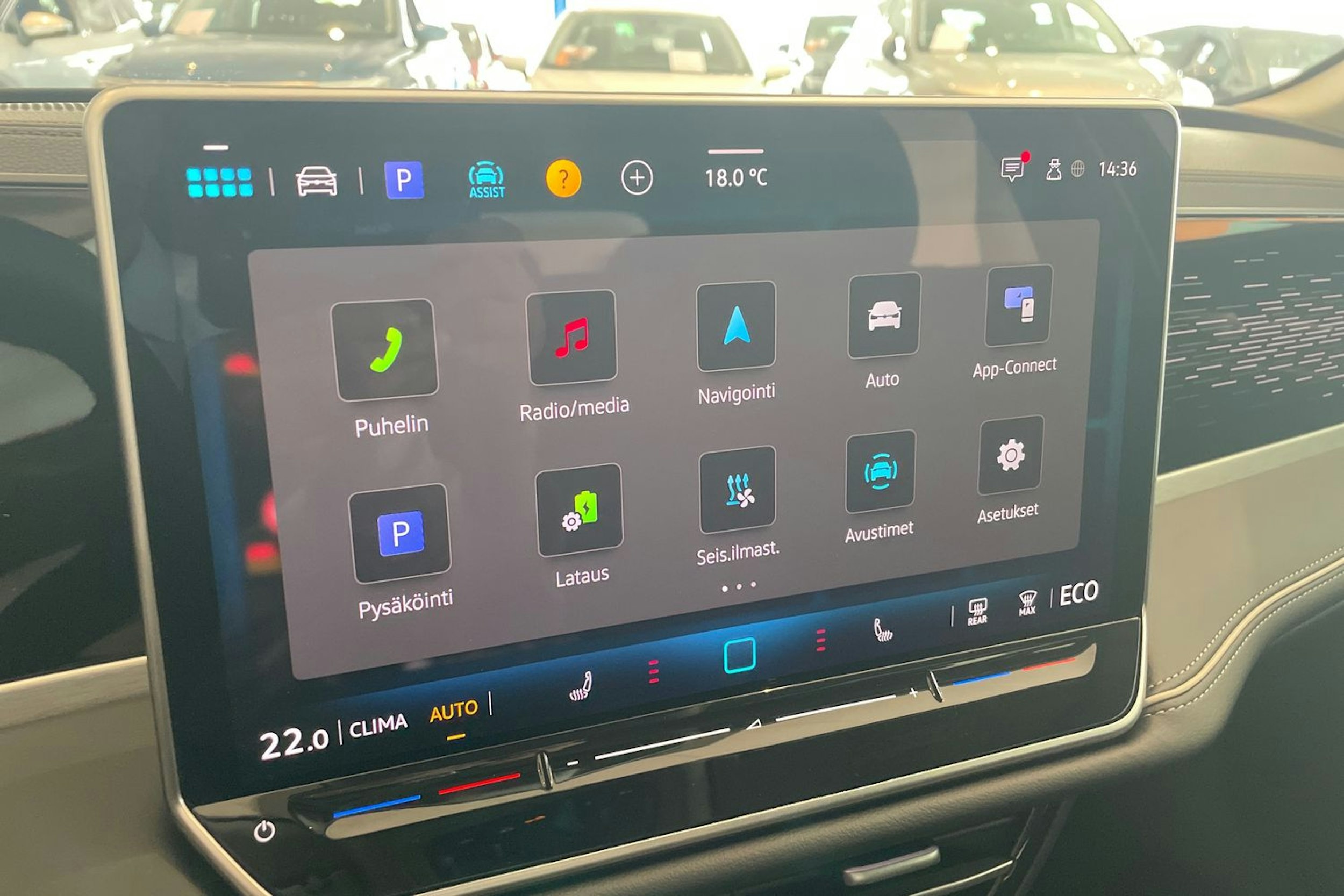 punainen Volkswagen Passat 2025 kuva 13.