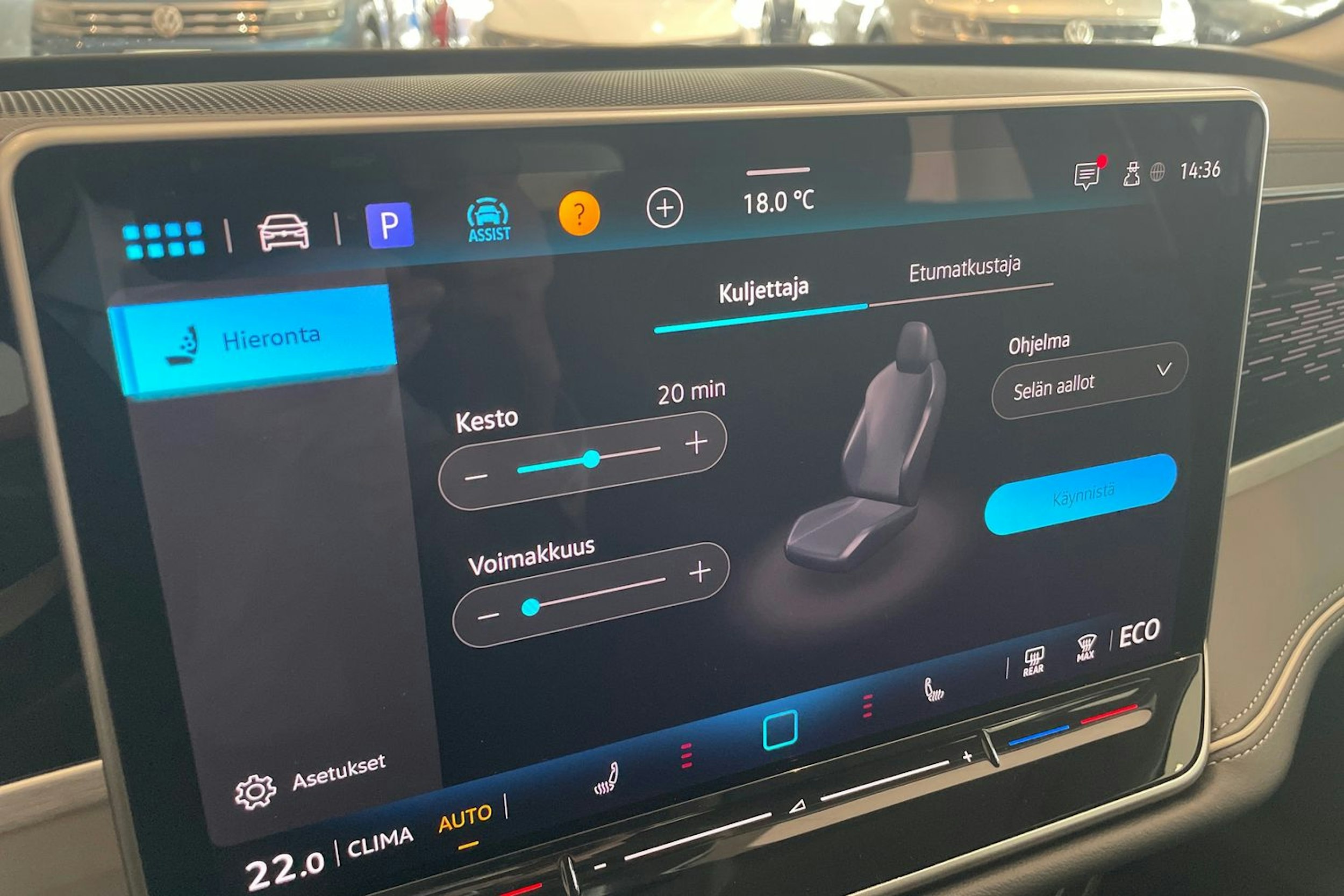 punainen Volkswagen Passat 2025 kuva 15.