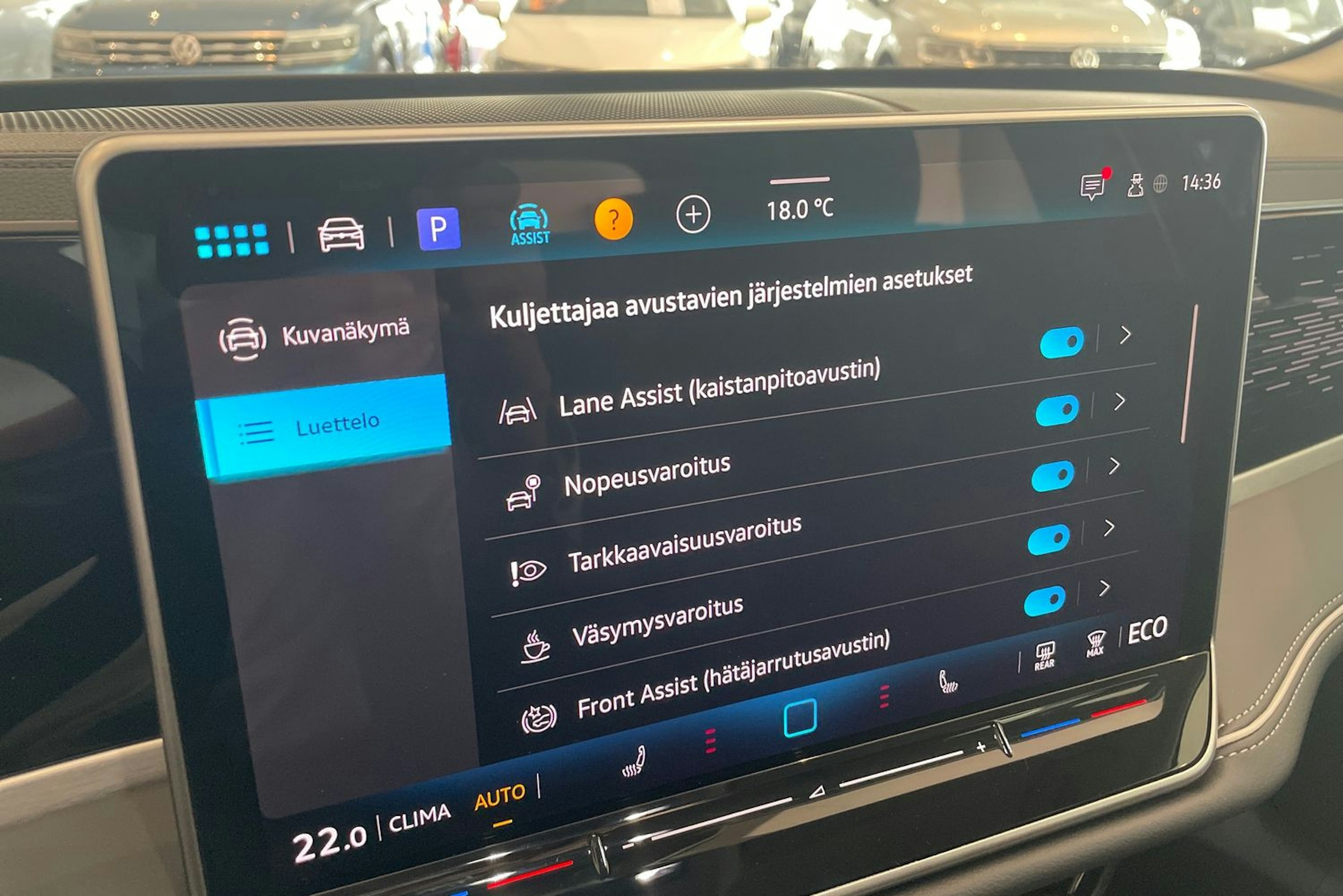 punainen Volkswagen Passat 2025 kuva 16.