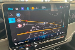 punainen Volkswagen Passat 2025 kuva 17.