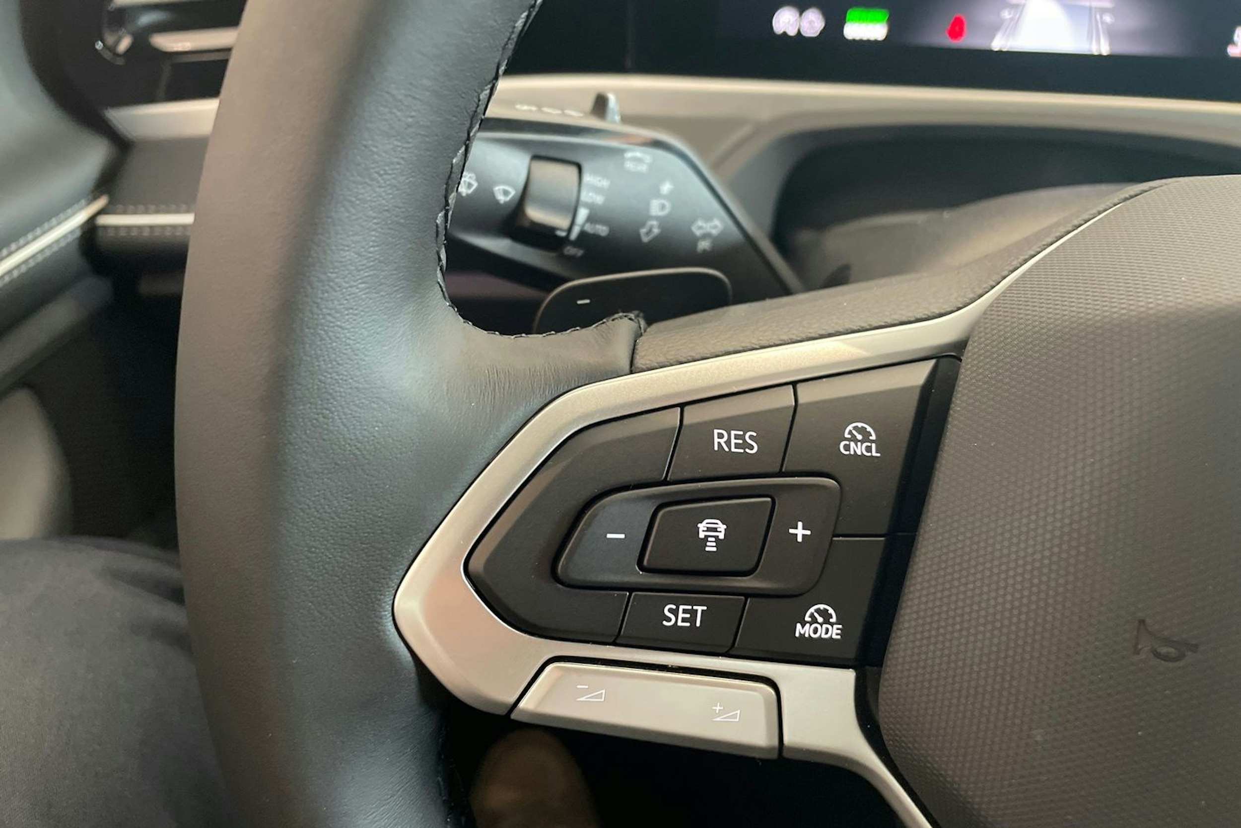 punainen Volkswagen Passat 2025 kuva 20.
