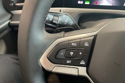punainen Volkswagen Passat 2025 kuva 20.
