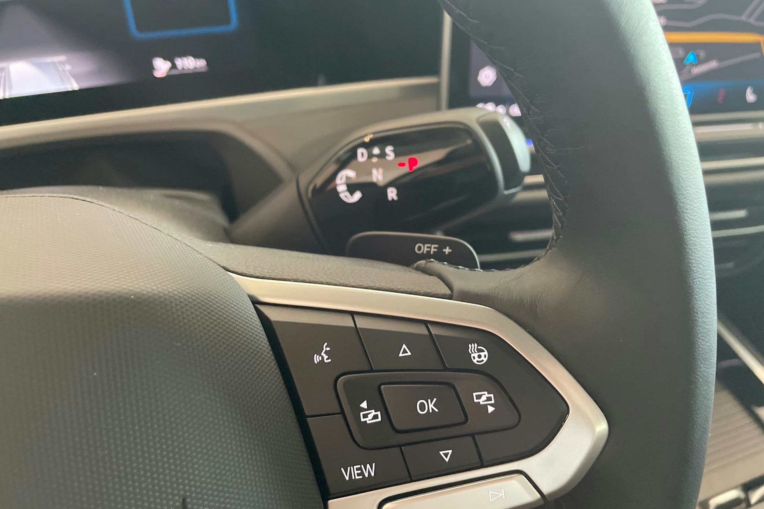 punainen Volkswagen Passat 2025 kuva 21.
