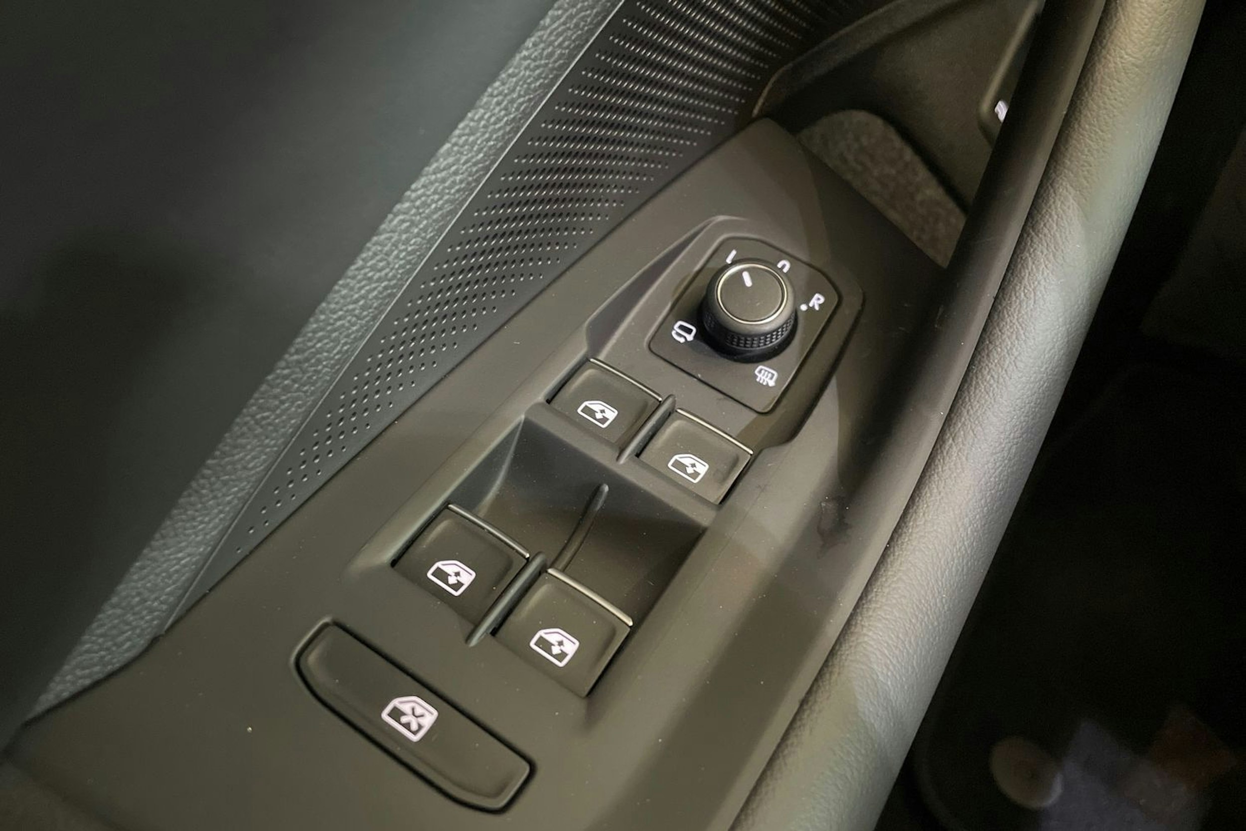 punainen Volkswagen Passat 2025 kuva 22.
