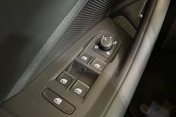 punainen Volkswagen Passat 2025 kuva 22.