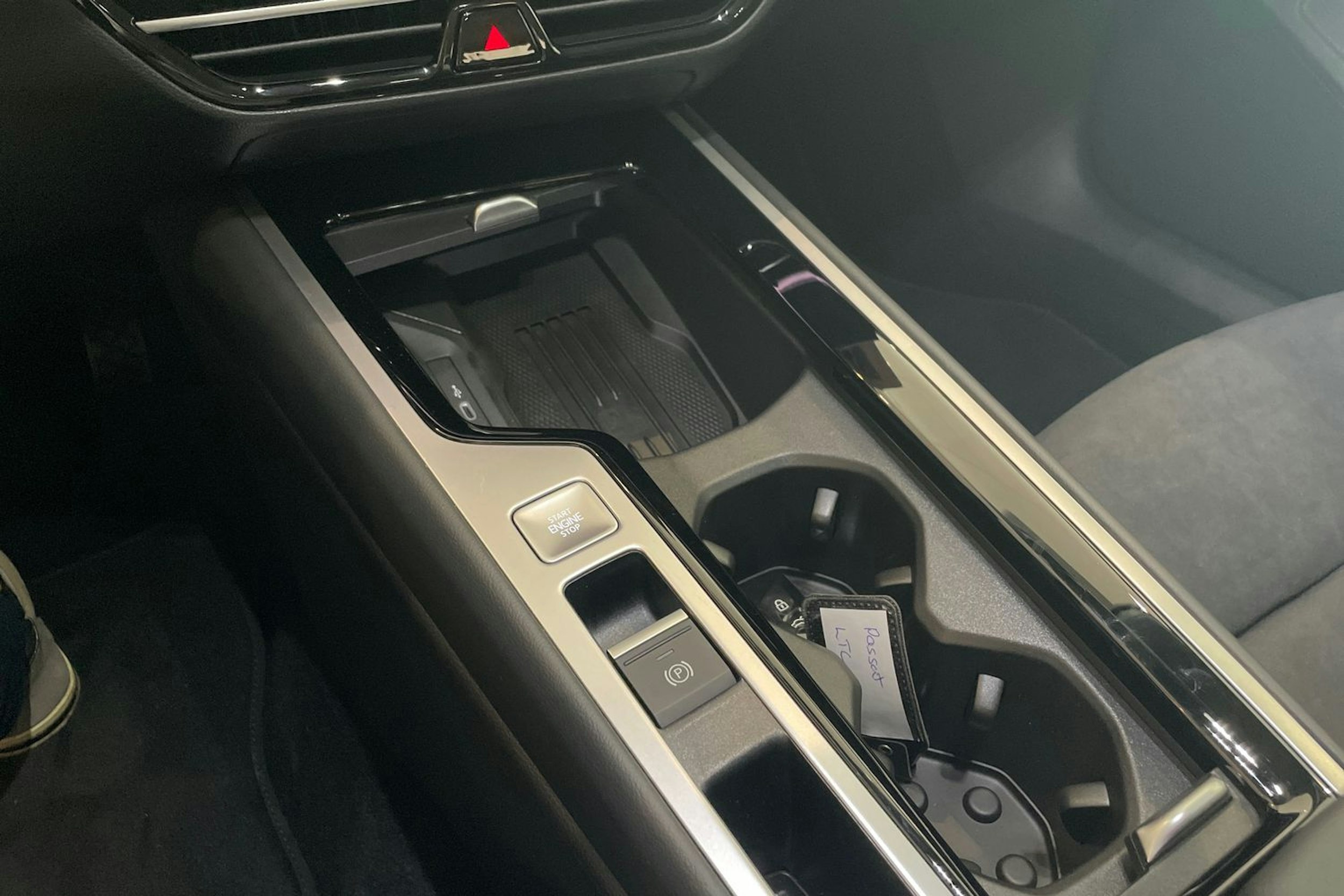 punainen Volkswagen Passat 2025 kuva 24.